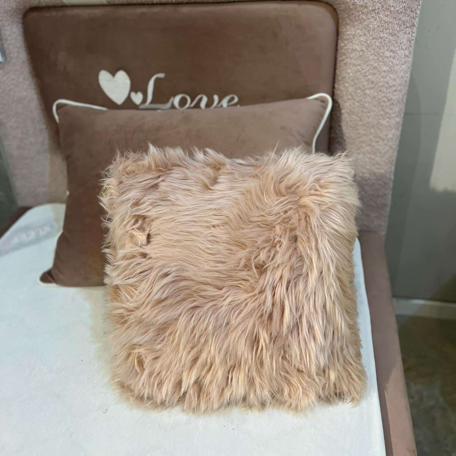 כרית נוי פרווה רכה 45/45 ורוד מסטיק כרית נוי פרווה רכה 45/45 ורוד מסטיק