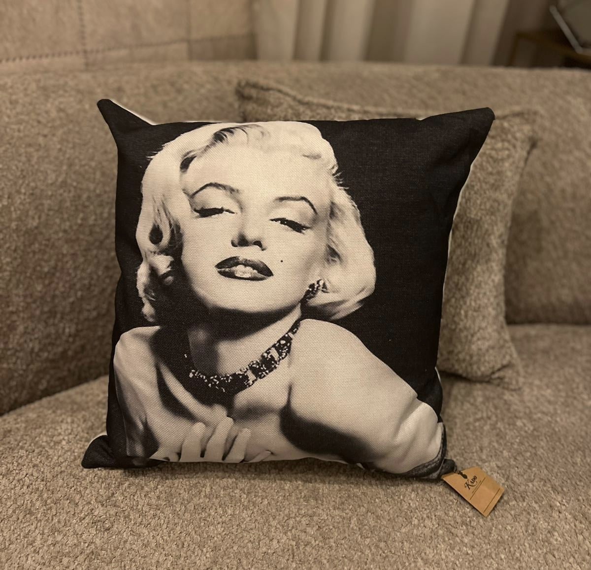 כרית נוי סייל מרלין מונרו