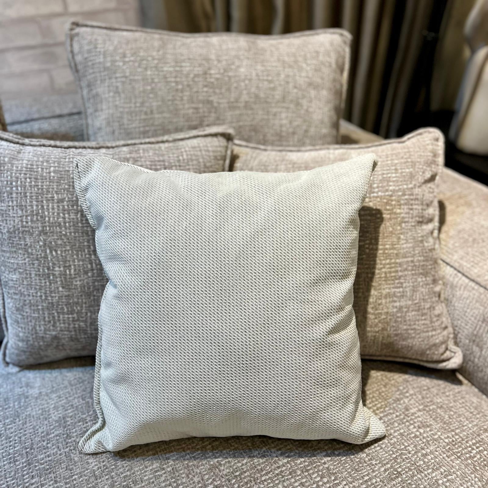 כרית נוי גריוויט סייל כרית נוי גריוויט סייל