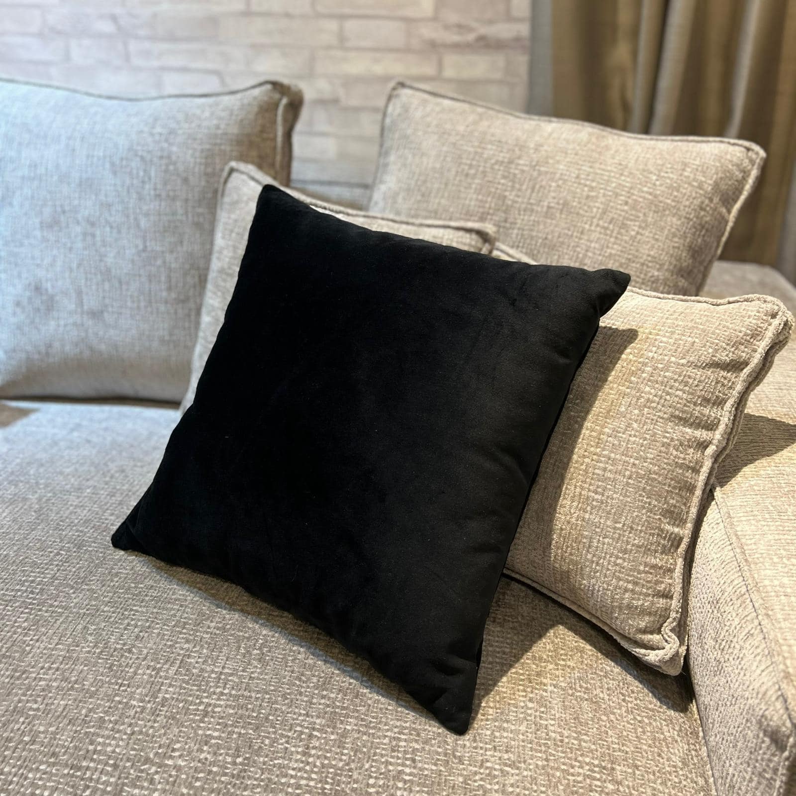 כרית נוי בלאק סייל כרית נוי בלאק סייל