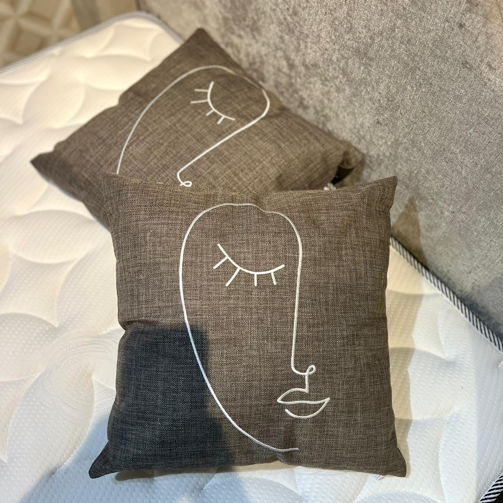 כרית נוי דגם פייס ליין אפור 45/45 כרית נוי דגם פייס ליין אפור 45/45