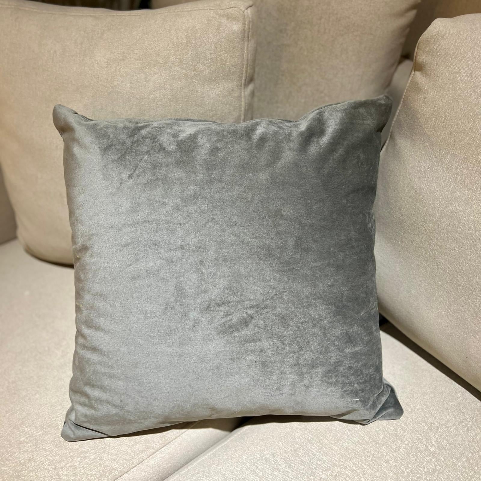 כרית נוי סייל אפור קטיפתי