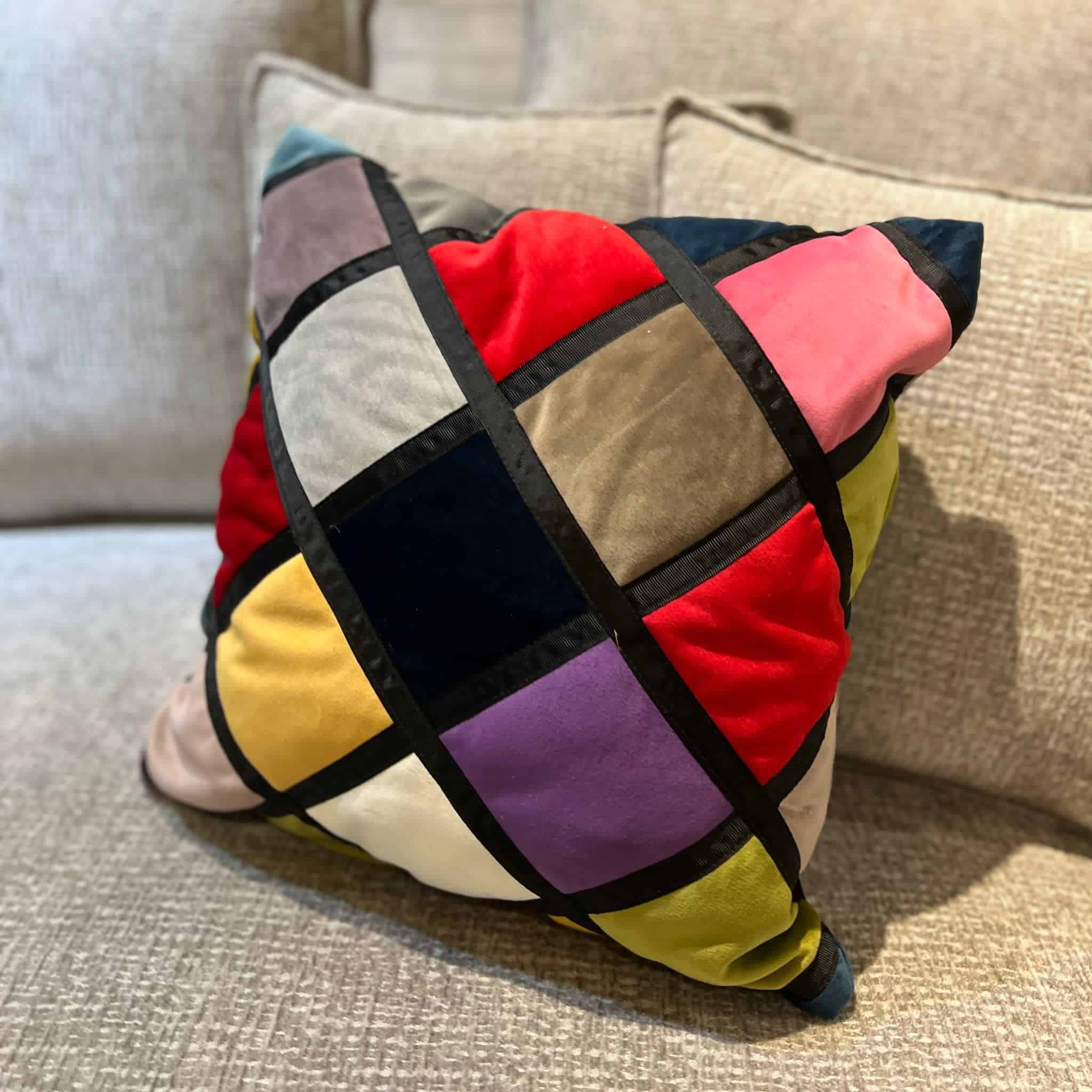 כרית נוי צבעונית