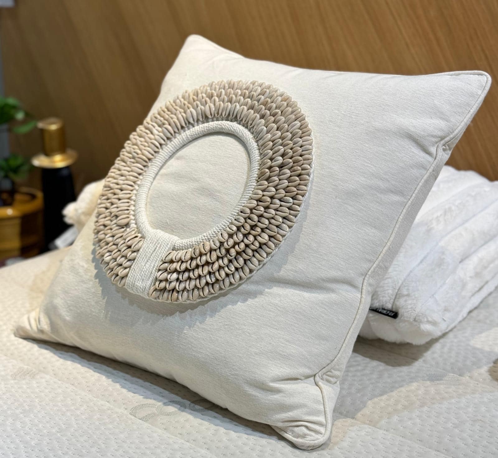 כרית נוי על עיגול צדפים כרית נוי על עיגול צדפים