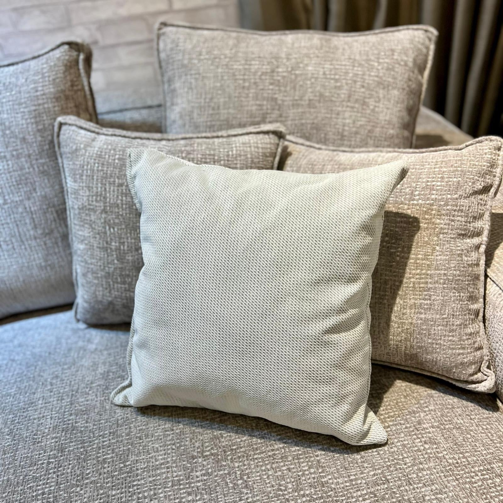 כרית נוי גריוויט סייל כרית נוי גריוויט סייל