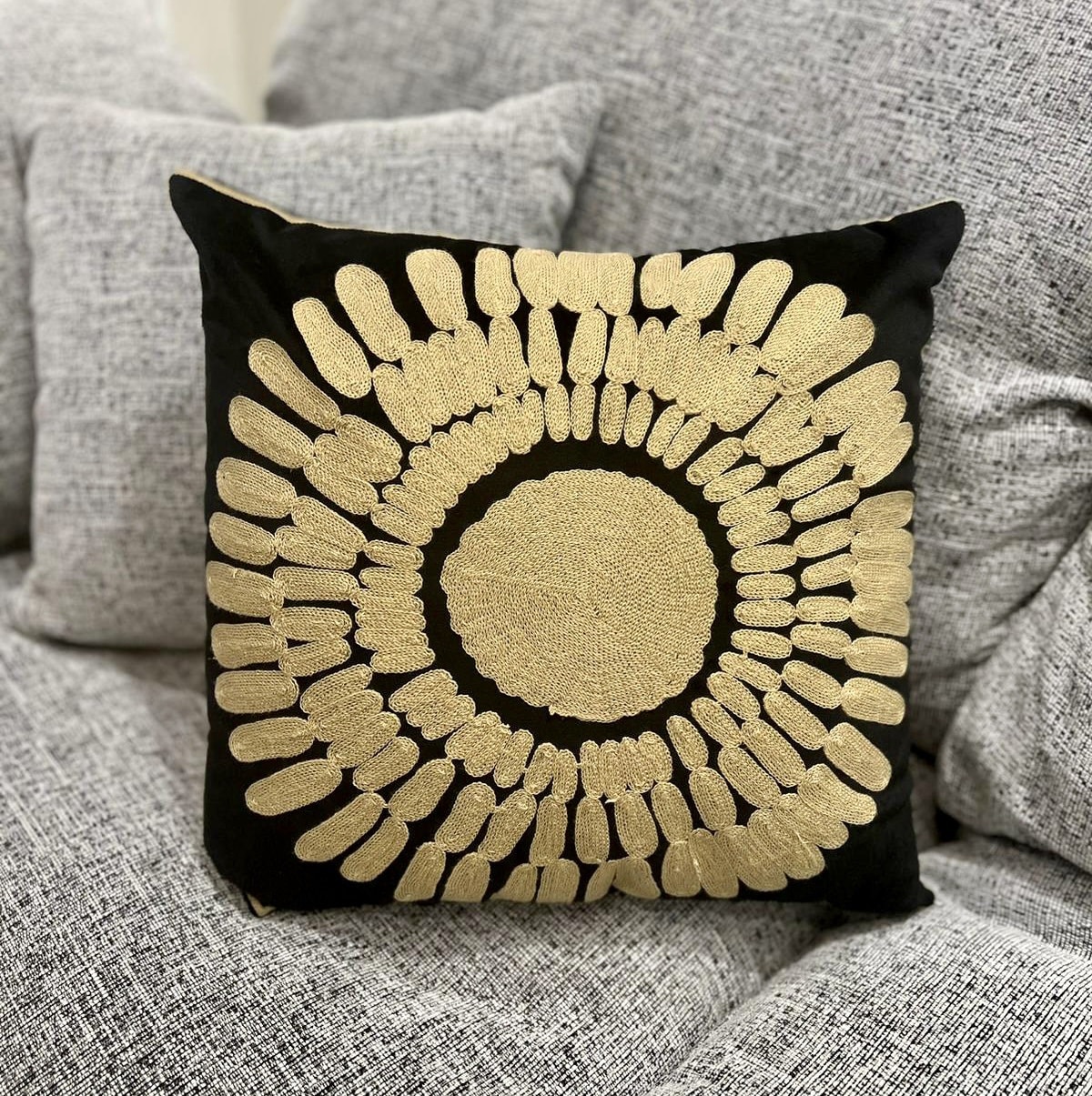 כרית נוי סייל שחור שמש כרית נוי סייל שחור שמש