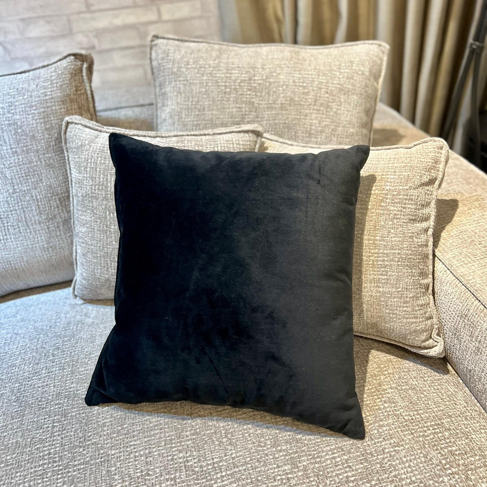 כרית נוי בלאק סייל כרית נוי בלאק סייל