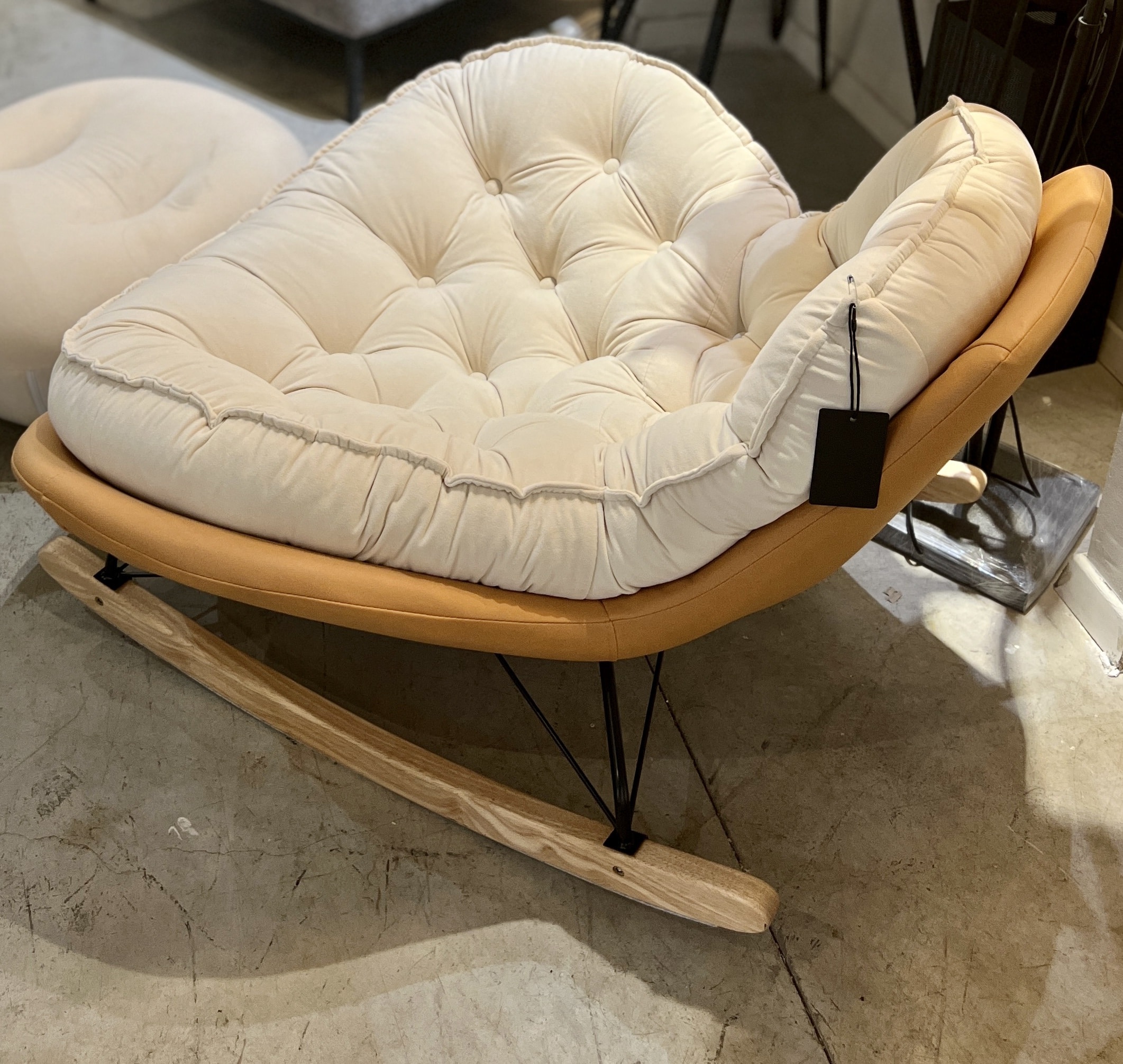 כורסא קפיטונז שמנת בסיס כאמל עם הדום דגם אליס