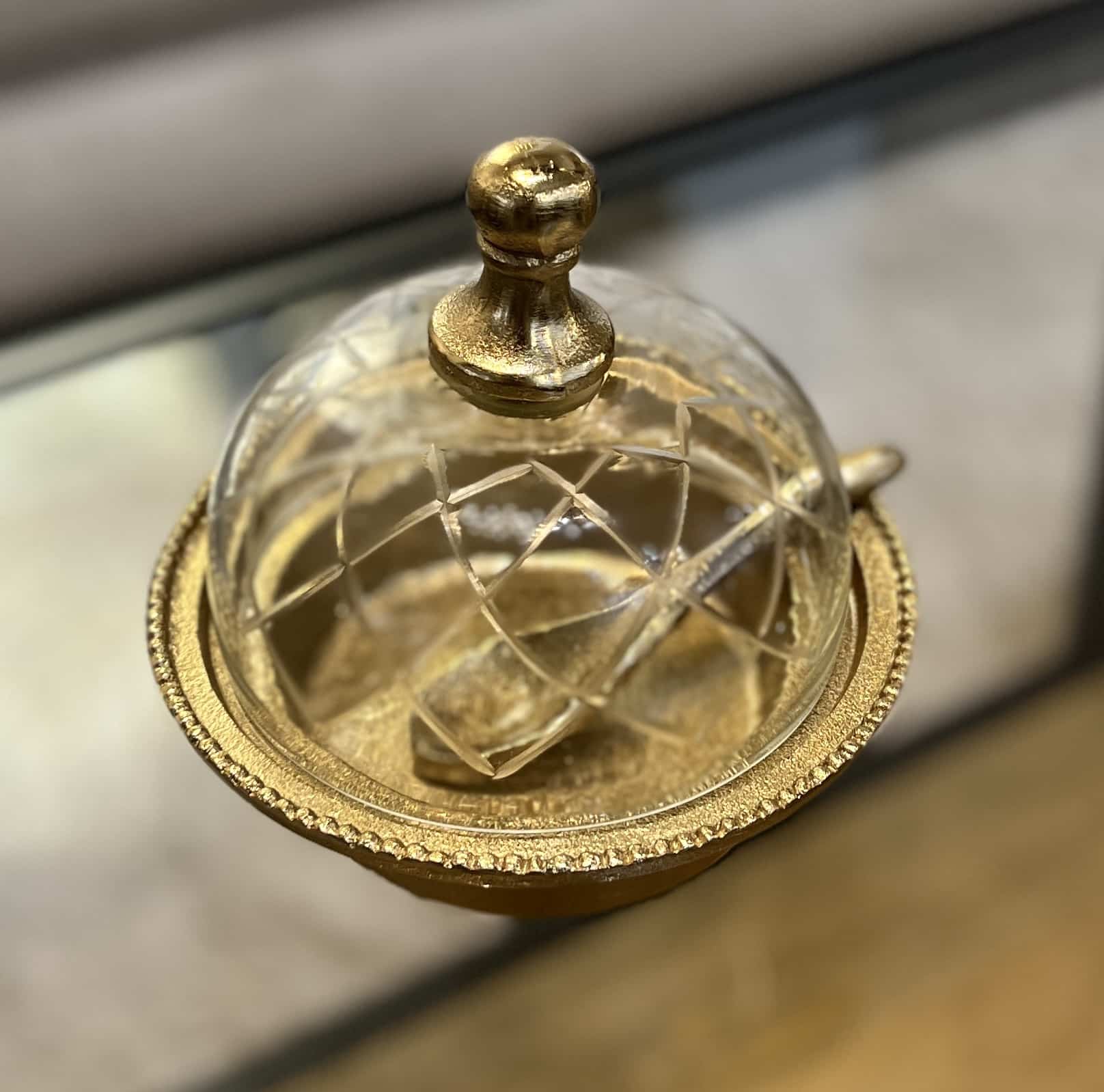 דיבשית סוכרון עם כפית זהב פעמון זכוכית דיבשית סוכרון עם כפית זהב פעמון זכוכית