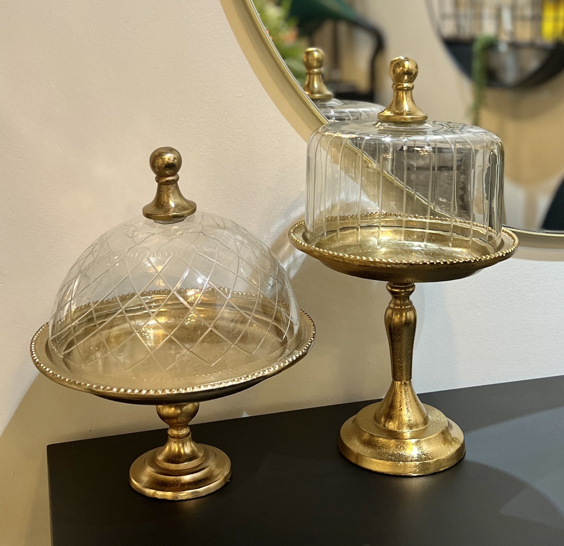 מגש עגול על רגל מתכת זהב פעמון זכוכית מגש עגול על רגל מתכת זהב פעמון זכוכית