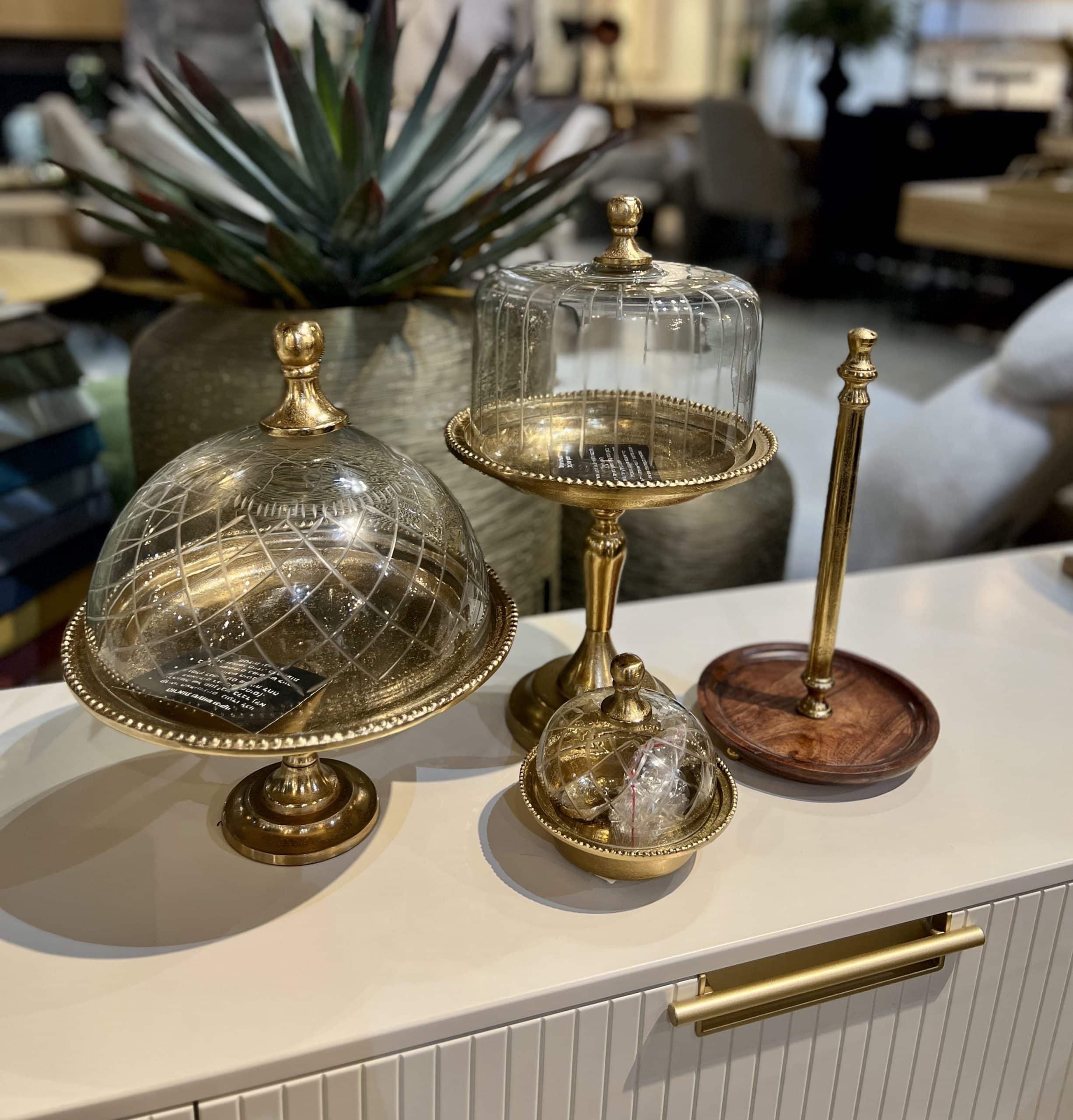 מגש עגול על רגל מתכת זהב פעמון זכוכית מגש עגול על רגל מתכת זהב פעמון זכוכית