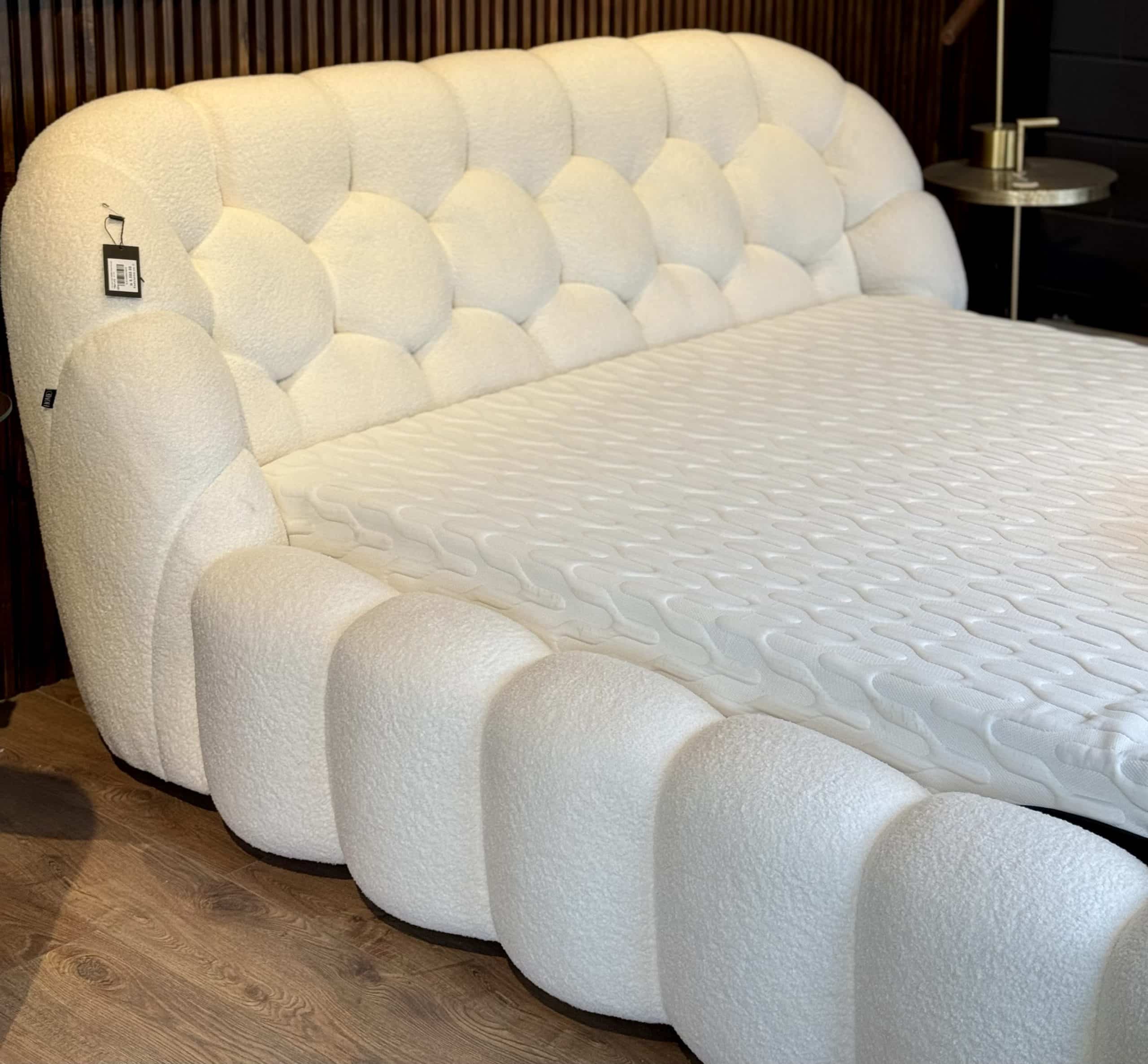 מיטה בלה דגם קימי בוקלה שמנת מהדורה מוגבלת מיטה בלה דגם קימי בוקלה שמנת מהדורה מוגבלת