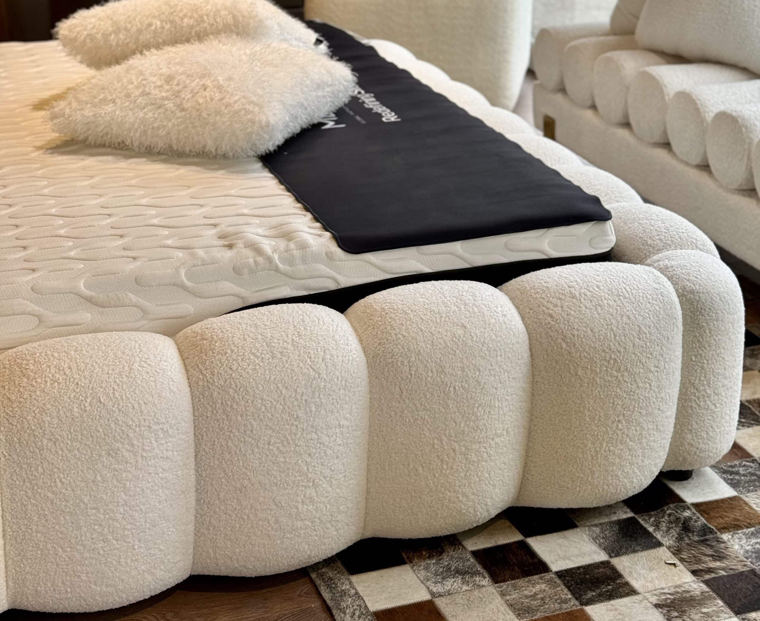 מיטה בלה דגם קימי בוקלה שמנת מהדורה מוגבלת מיטה בלה דגם קימי בוקלה שמנת מהדורה מוגבלת