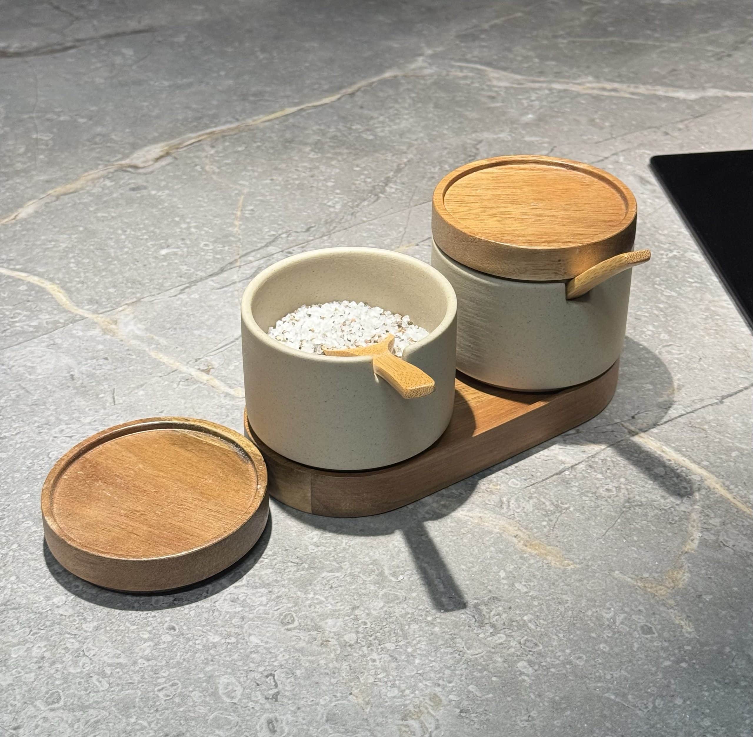 סט 2 צנצנות קרמיקה מכסי עץ דגם אליס סט 2 צנצנות קרמיקה מכסי עץ דגם אליס