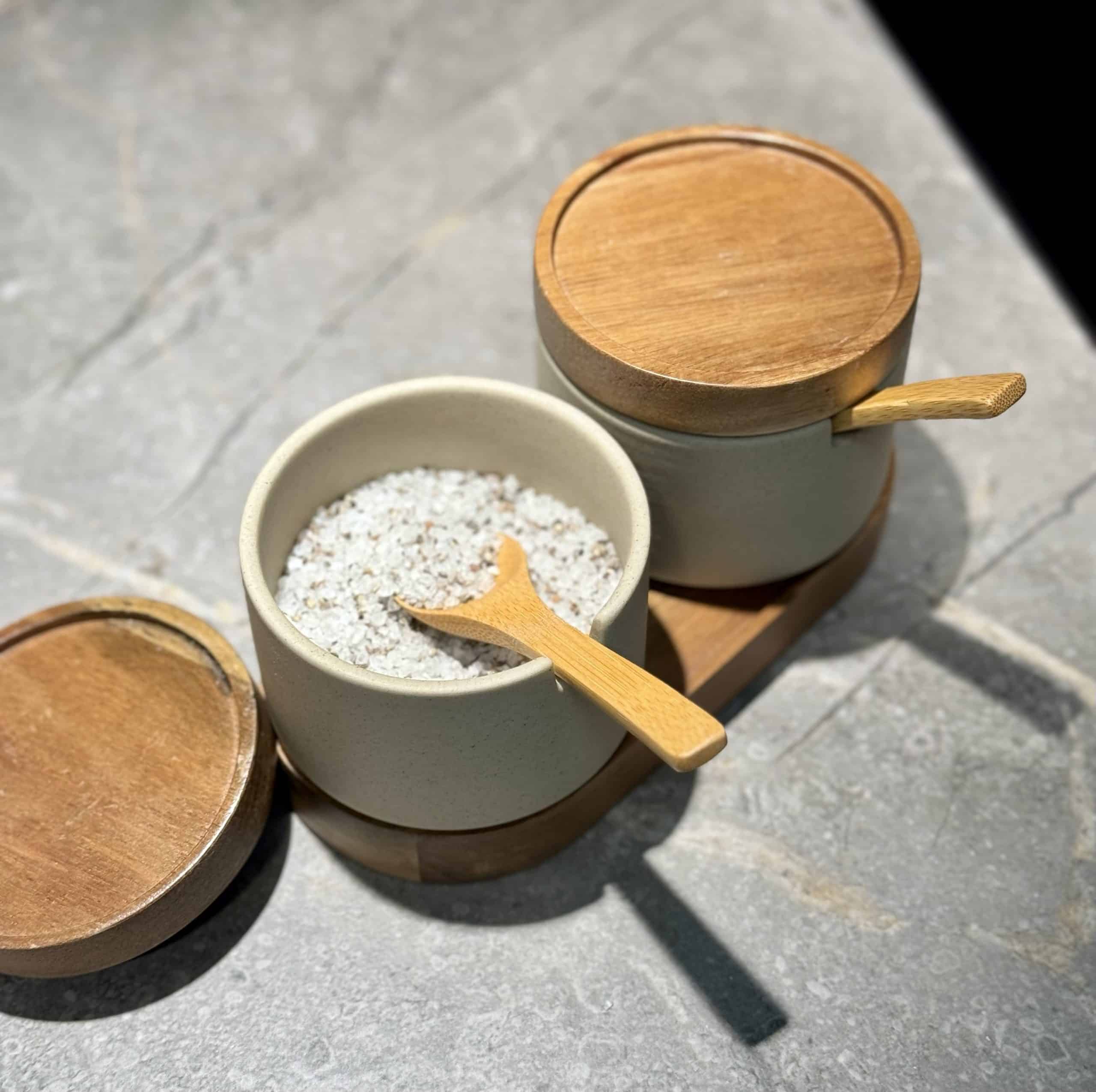 סט 2 צנצנות קרמיקה מכסי עץ דגם אליס סט 2 צנצנות קרמיקה מכסי עץ דגם אליס