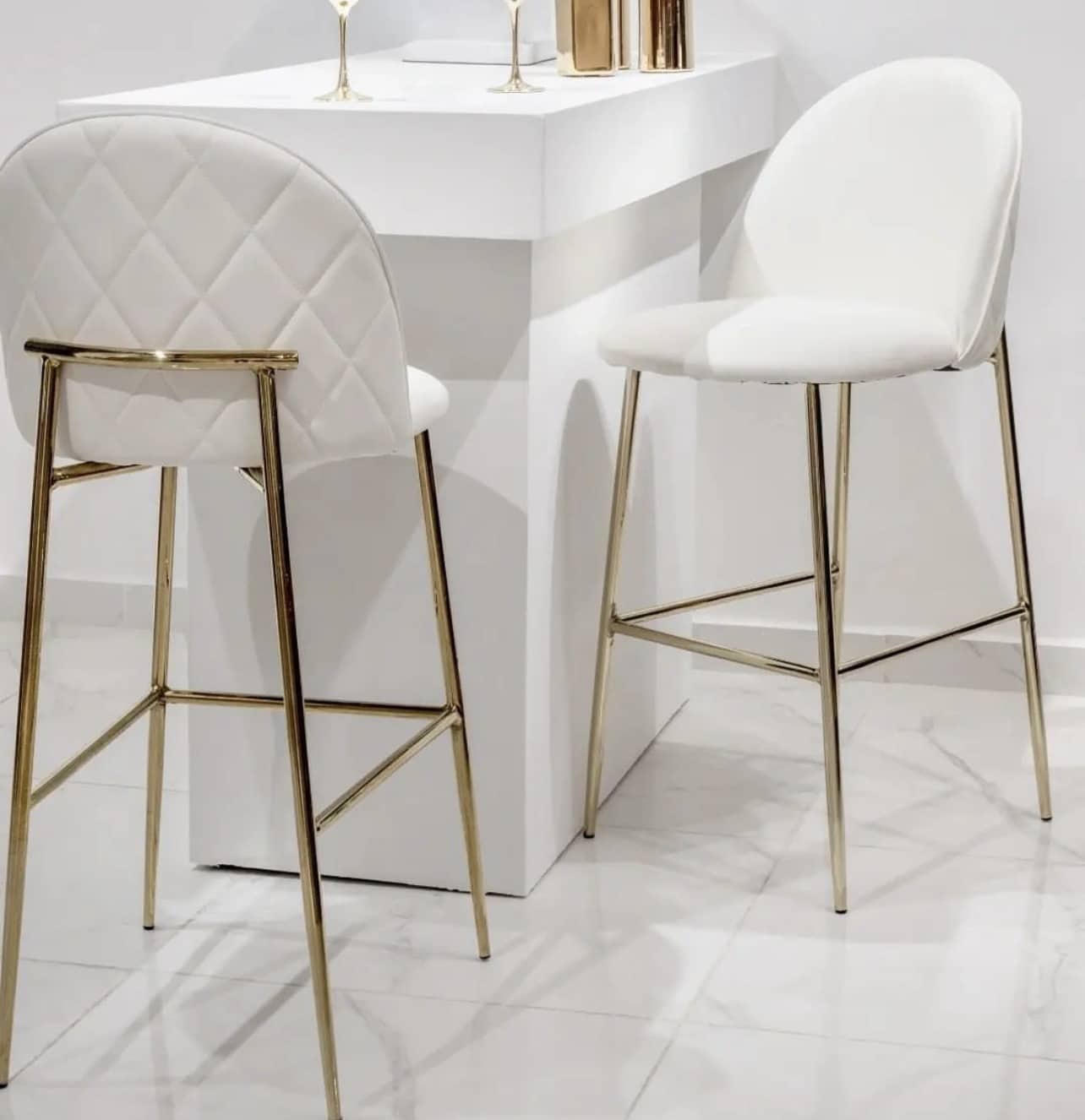 כיסא בר דמוי עור דגם רויאל לבן רגל זהב כיסא בר דמוי עור דגם רויאל לבן רגל זהב