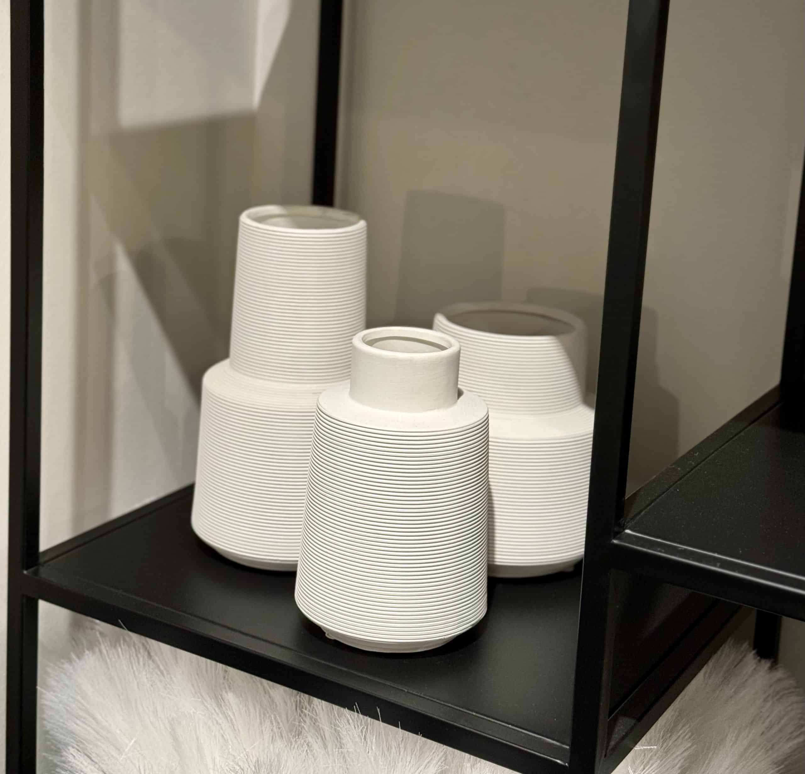 כד קרמיקה לבן חריטה פסים רוחב נמוך דגם אליס