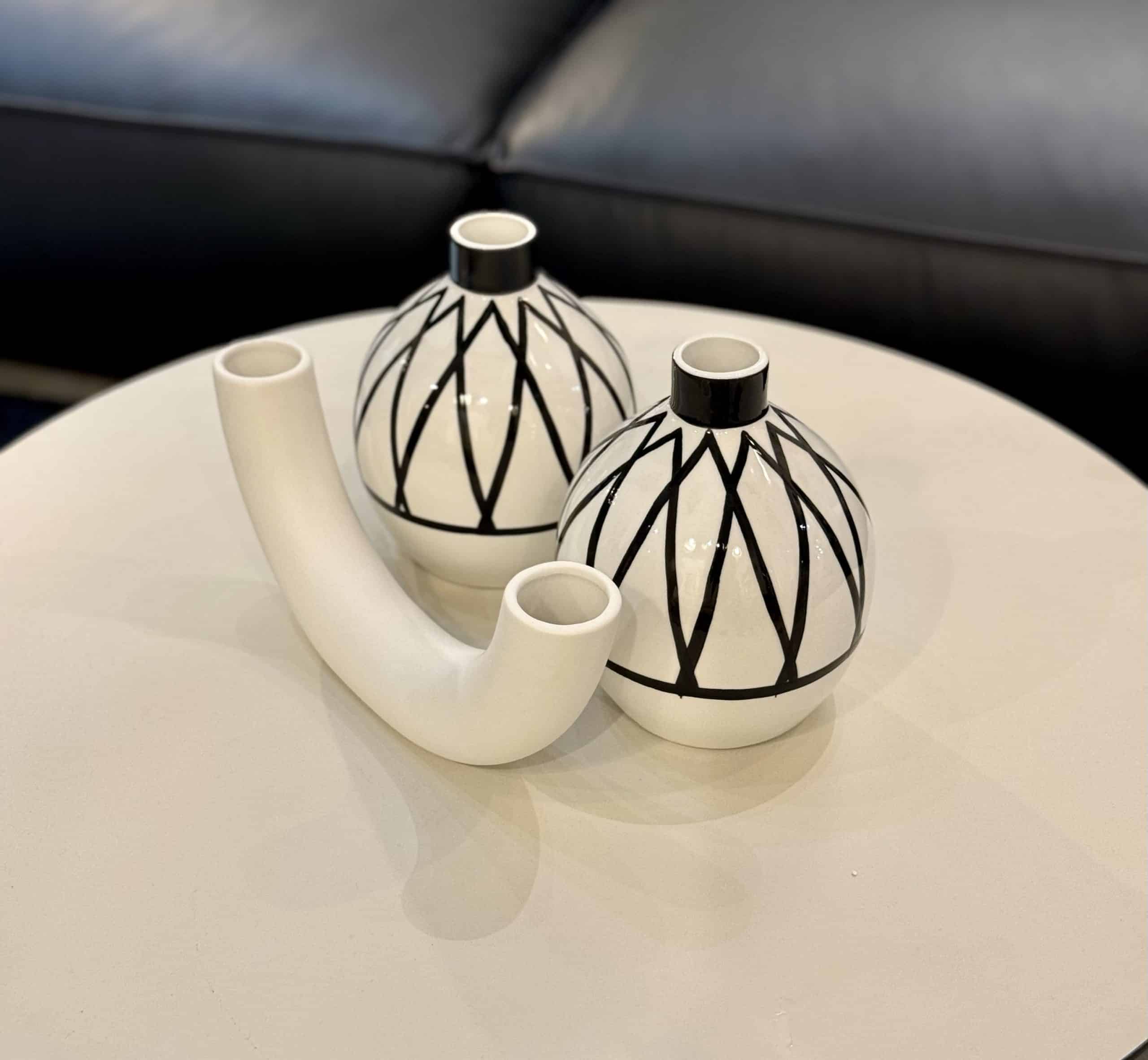 כד לבן מבריק עיטור שחור משולשים גדולים