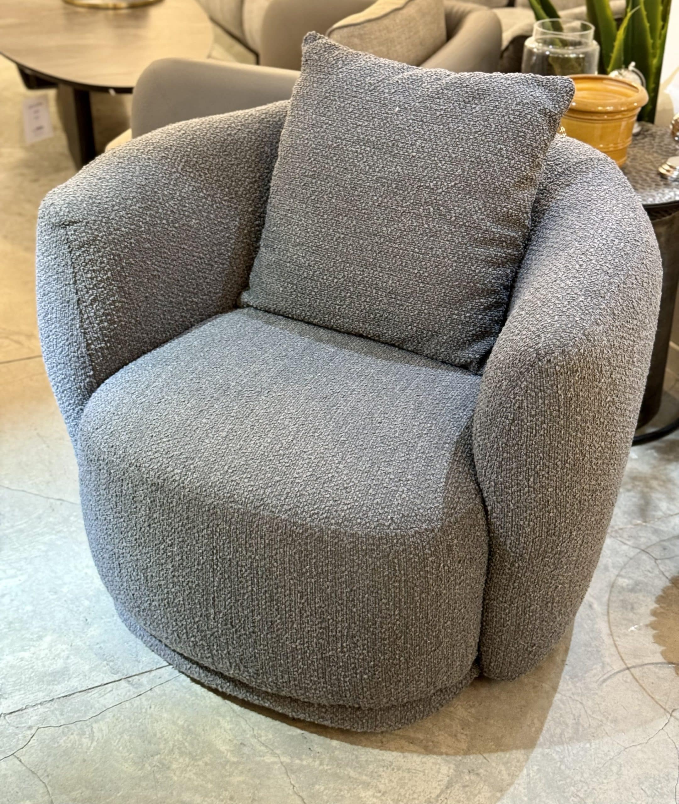 כורסא מעוגלת מרופדת בבד בוקלה אפור דגם פו כורסא מעוגלת מרופדת בבד בוקלה אפור דגם פו