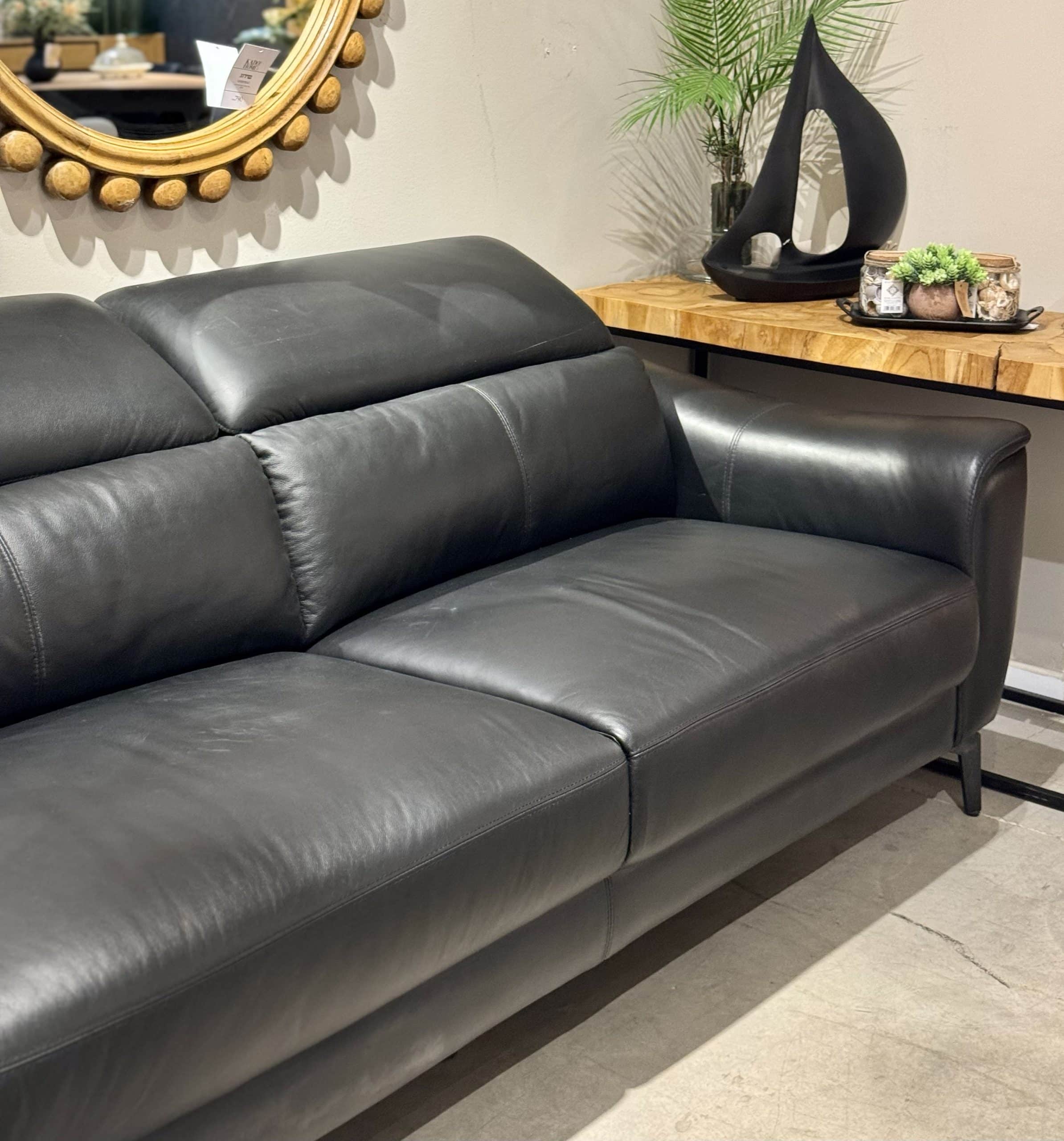 ספה שחורה עור אמיתי מתצוגה! ספה שחורה עור אמיתי מתצוגה!