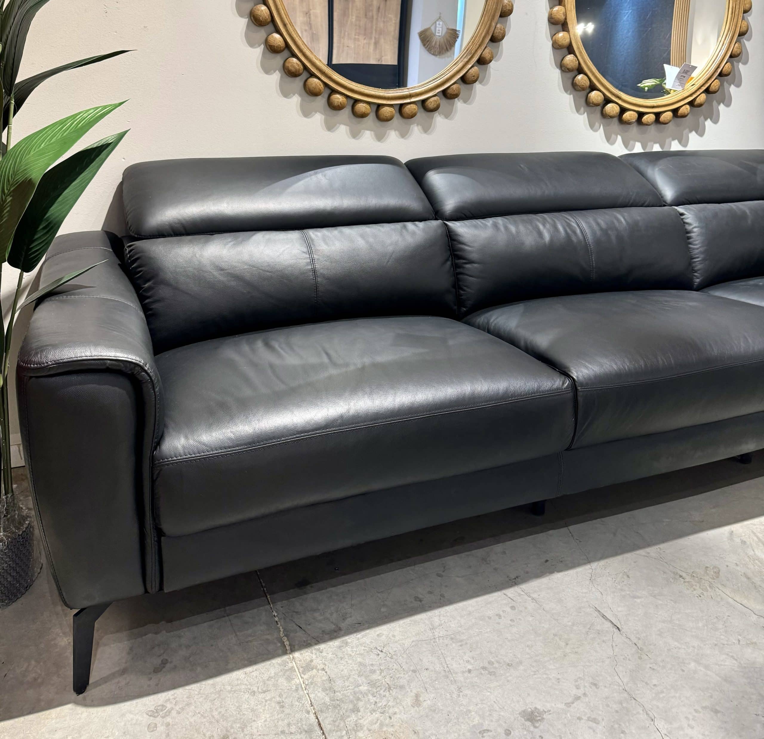 ספה שחורה עור אמיתי מתצוגה! ספה שחורה עור אמיתי מתצוגה!