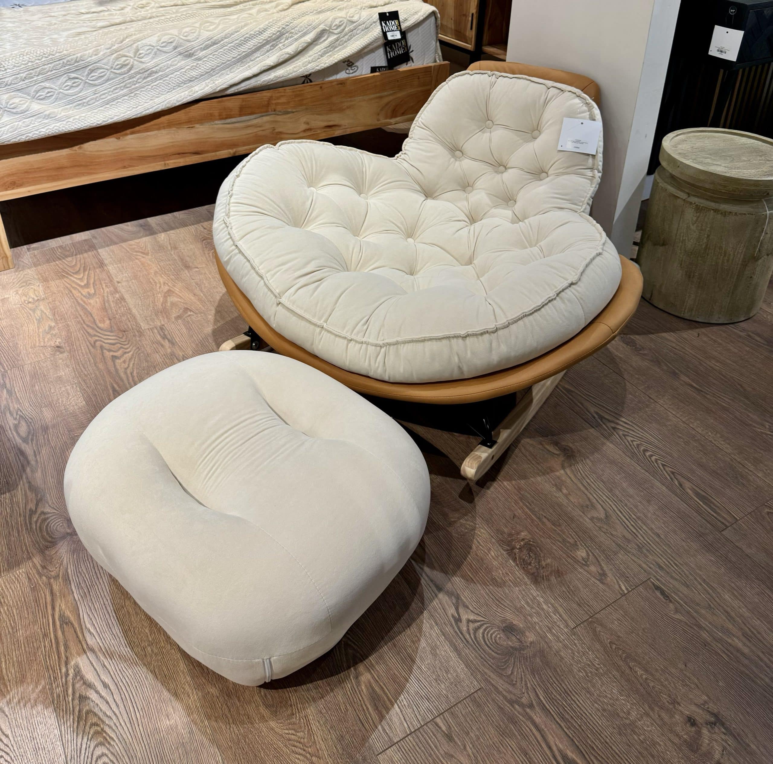 כורסא קפיטונז שמנת בסיס כאמל עם הדום דגם אליס