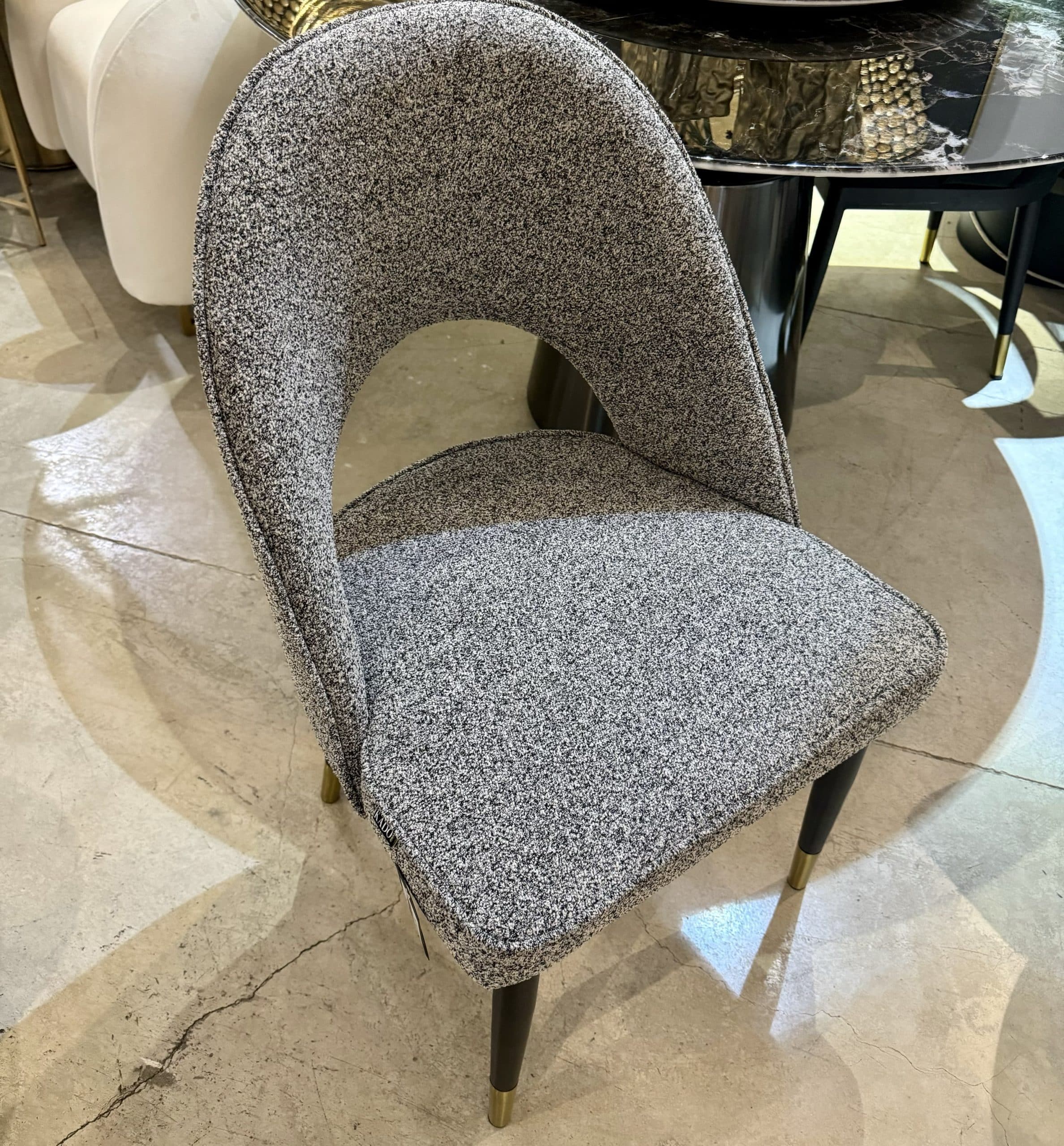 כיסא מרופד בבד בוקלה אפור מעוצב מודרני דגם קימי כיסא מרופד בבד בוקלה אפור מעוצב מודרני דגם קימי
