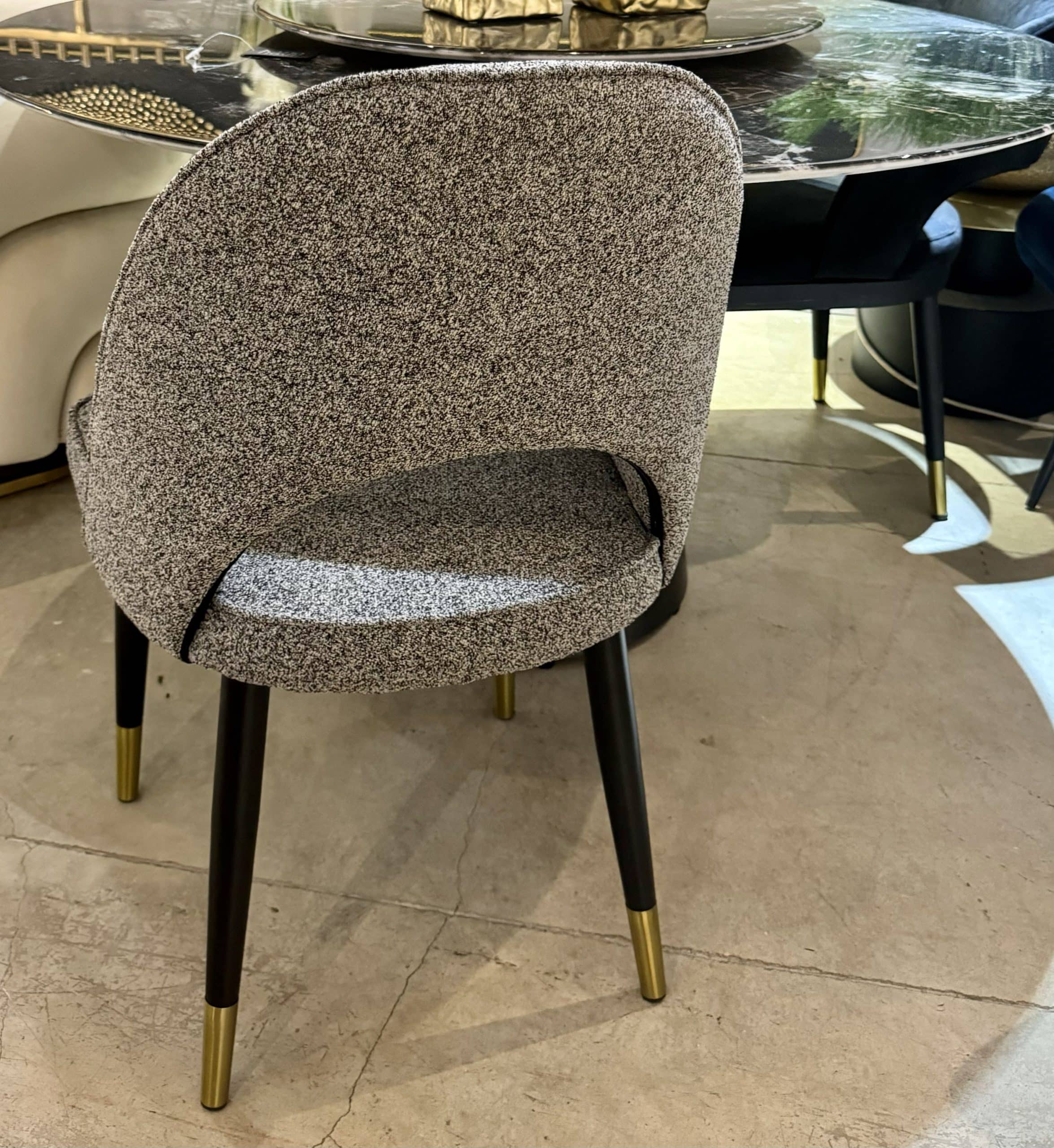 כיסא מרופד בבד בוקלה אפור מעוצב מודרני דגם קימי כיסא מרופד בבד בוקלה אפור מעוצב מודרני דגם קימי