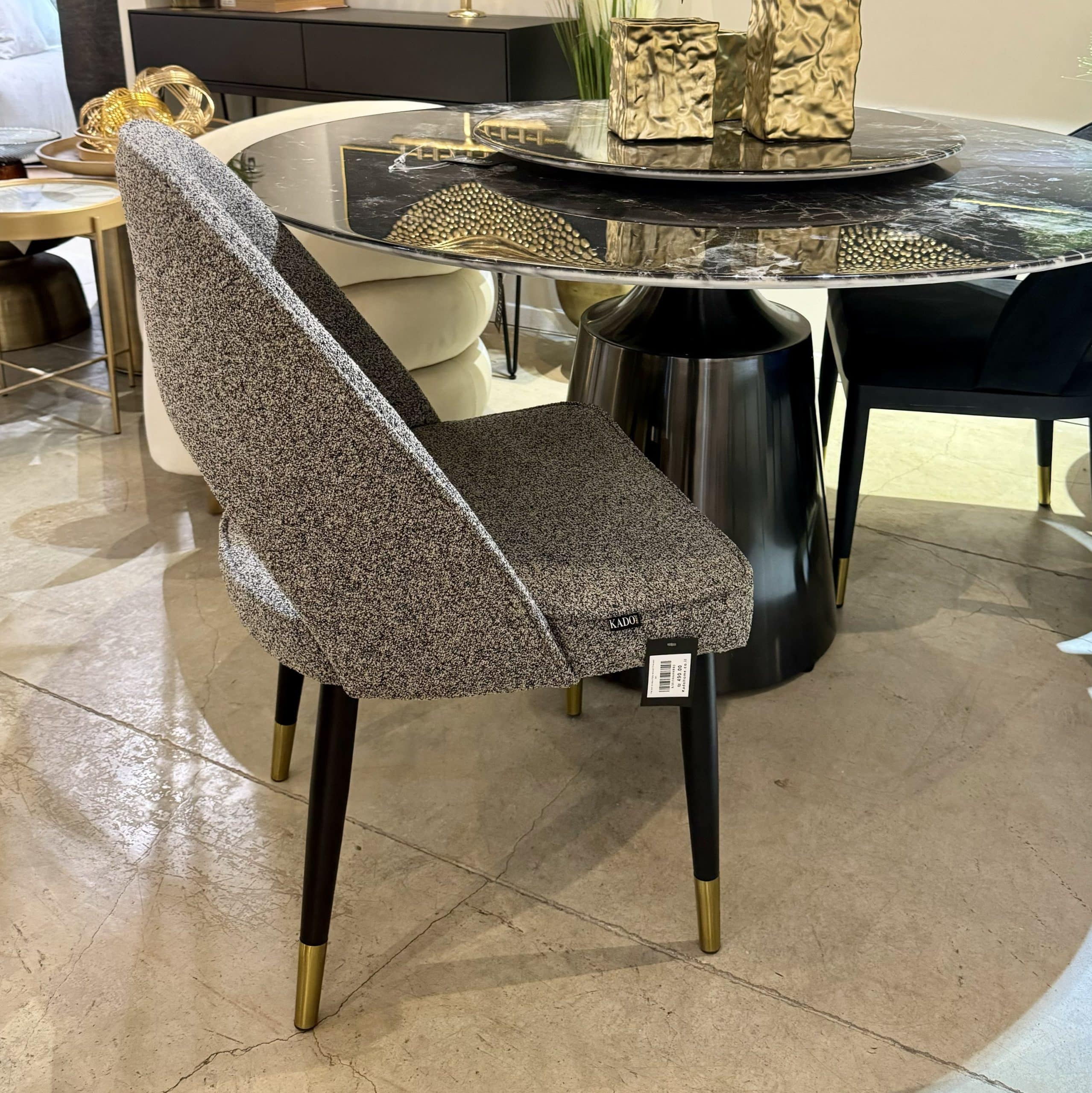 כיסא מרופד בבד בוקלה אפור מעוצב מודרני דגם קימי כיסא מרופד בבד בוקלה אפור מעוצב מודרני דגם קימי