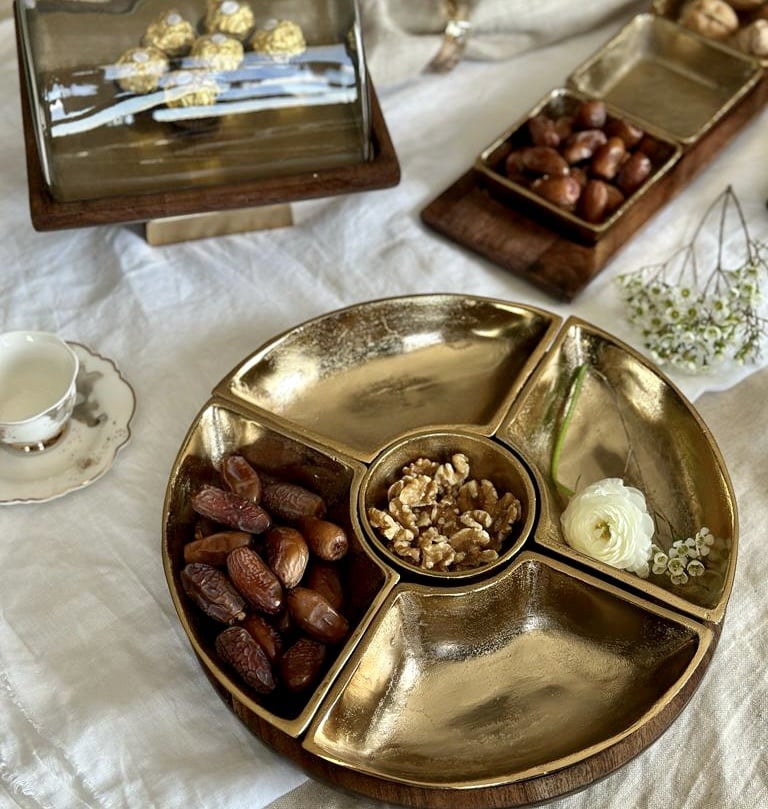 חמישיית קערות הגשה זהב על בסיס עגול עץ טבעי חמישיית קערות הגשה זהב על בסיס עגול עץ טבעי