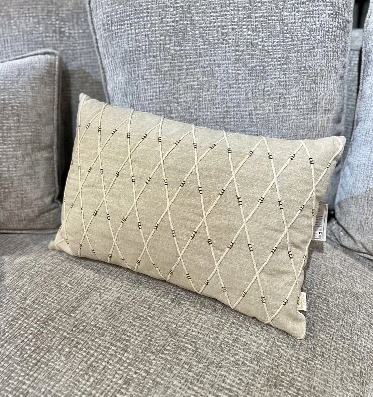 כרית נוי רקומה בז כרית נוי רקומה בז