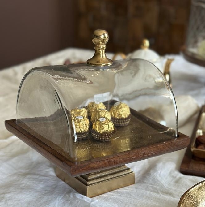 מגש מרובע על רגל זהב בסיס עץ טבעי פעמון זכוכית שקוף מגש מרובע על רגל זהב בסיס עץ טבעי פעמון זכוכית שקוף