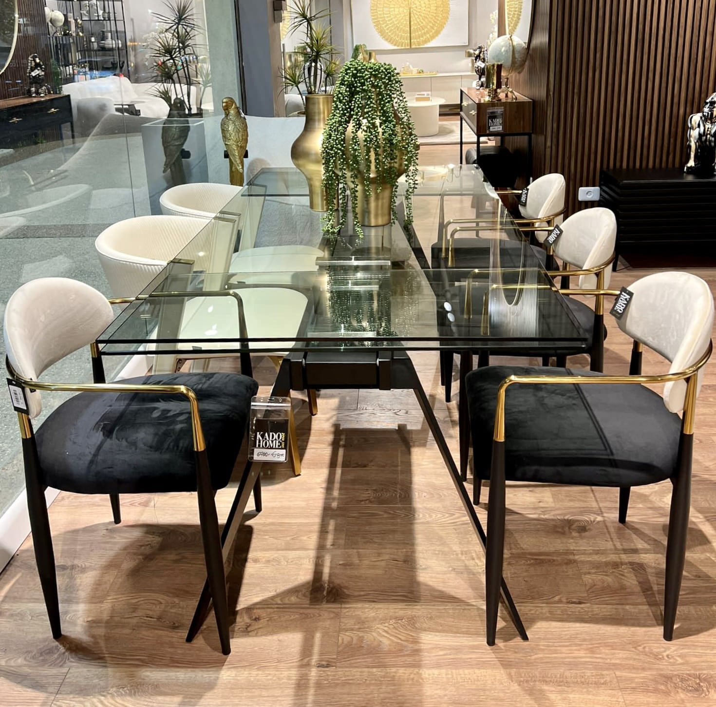 שולחן אוכל זכוכית מחוסמת נפתח רגל שחורה דגם הלן