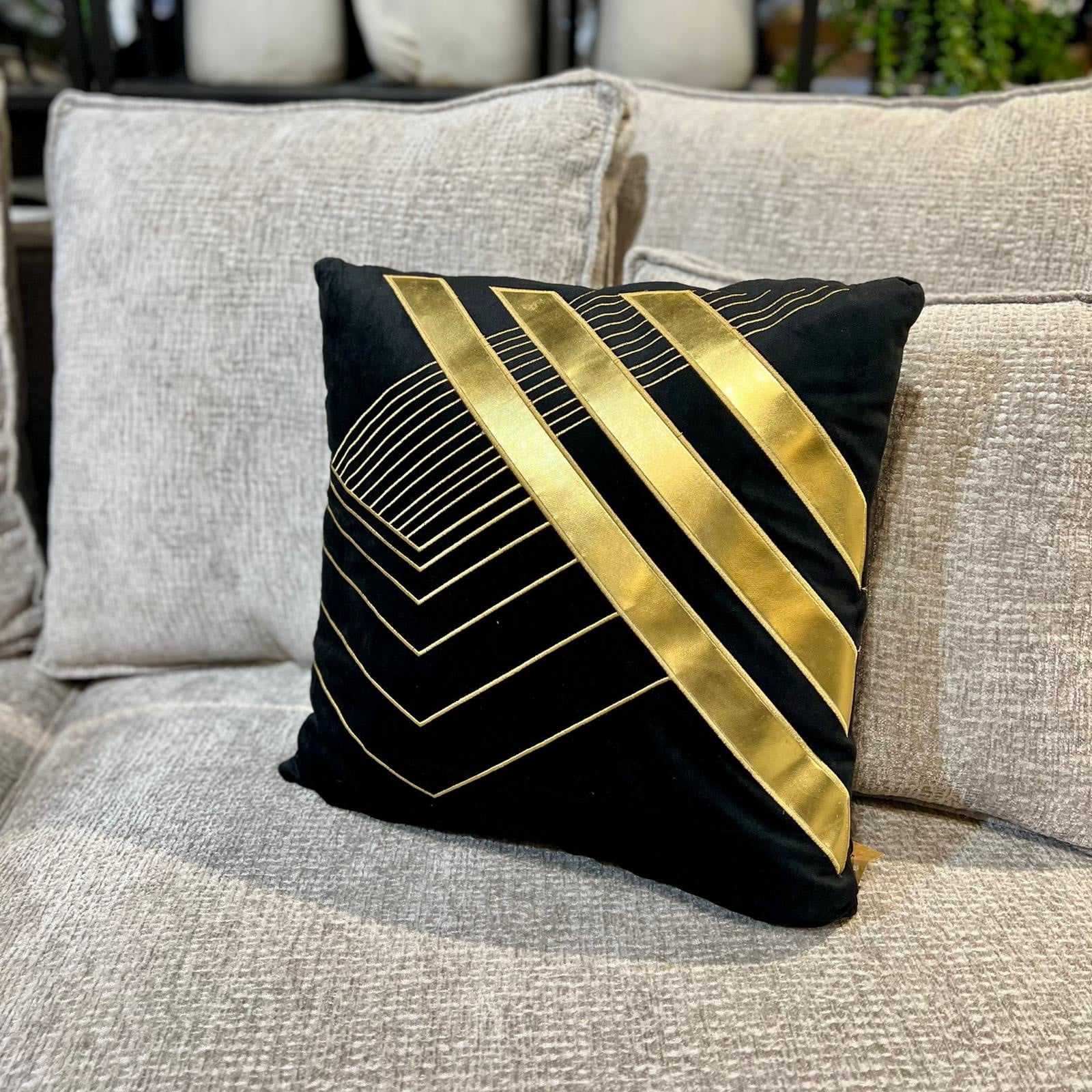 כרית נוי דגם אליס גולד בלאק 45/45 כרית נוי דגם אליס גולד בלאק 45/45