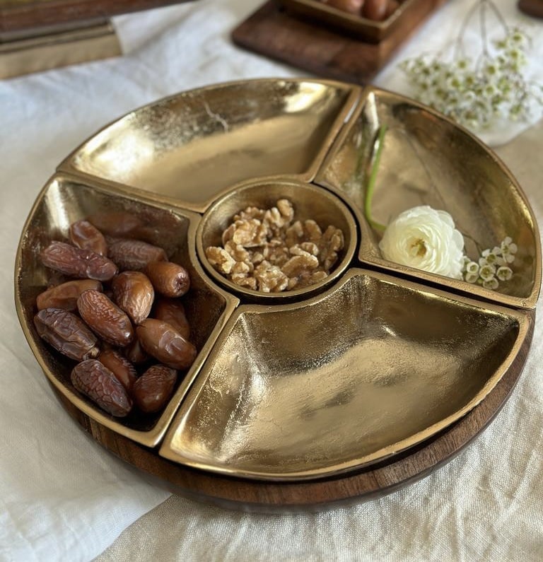 חמישיית קערות הגשה זהב על בסיס עגול עץ טבעי חמישיית קערות הגשה זהב על בסיס עגול עץ טבעי