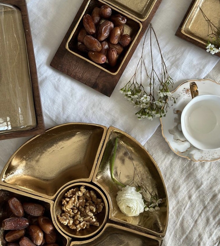 חמישיית קערות הגשה זהב על בסיס עגול עץ טבעי חמישיית קערות הגשה זהב על בסיס עגול עץ טבעי