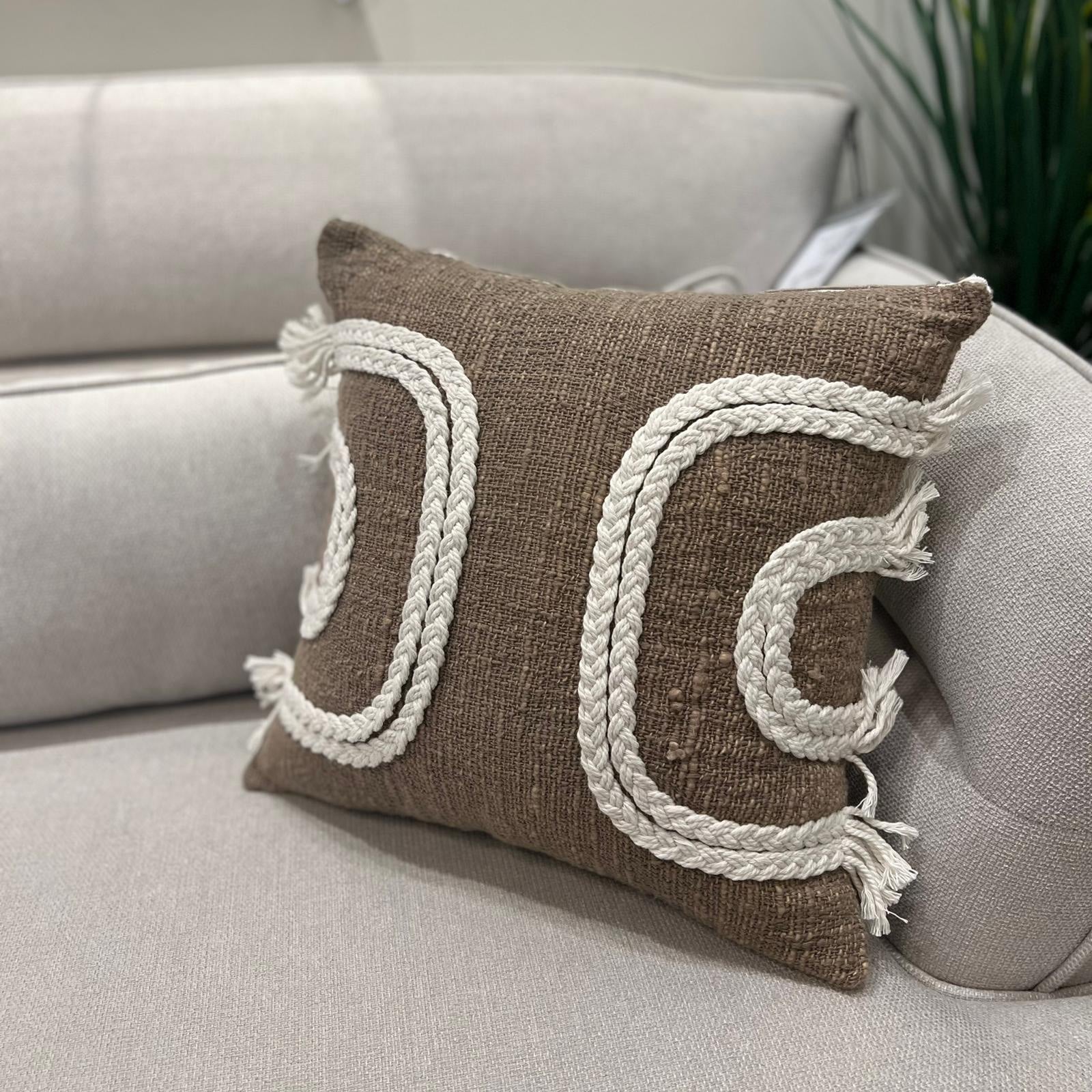 כרית מרובעת חומה עם חבל לבן כרית מרובעת חומה עם חבל לבן