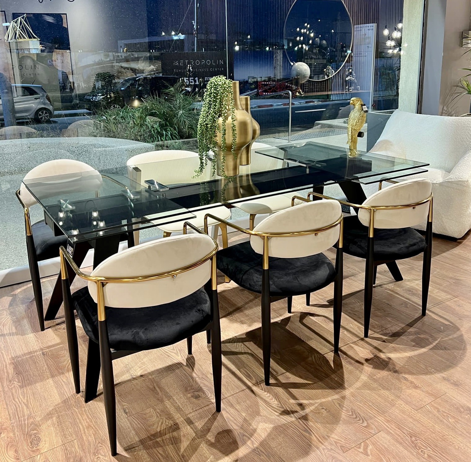 שולחן אוכל זכוכית מחוסמת נפתח רגל שחורה דגם הלן