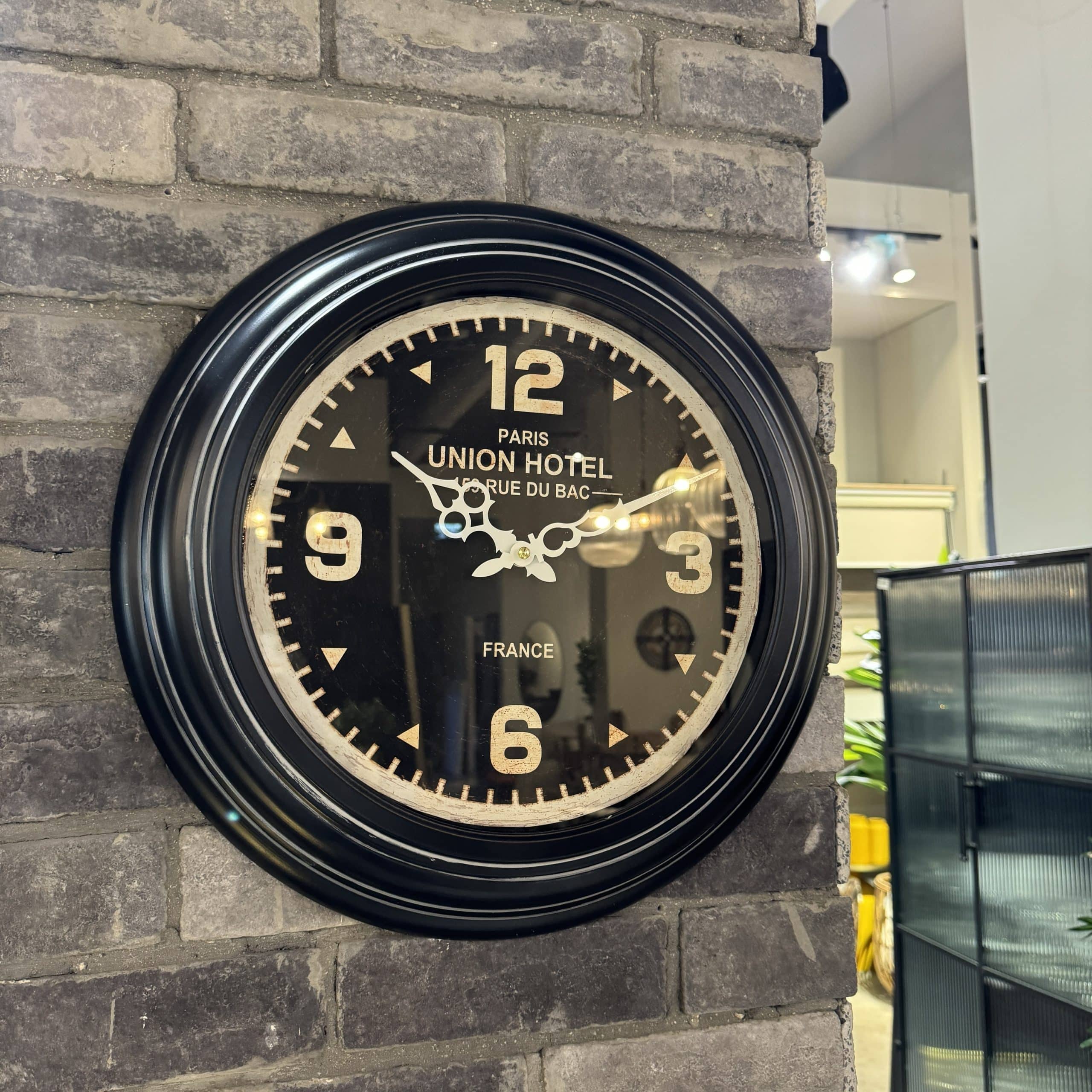 שעון מסגרת שחורה מחוגים וינטאג׳ 45 ס״מ דגם איקו שעון מסגרת שחורה מחוגים וינטאג׳ 45 ס״מ דגם איקו