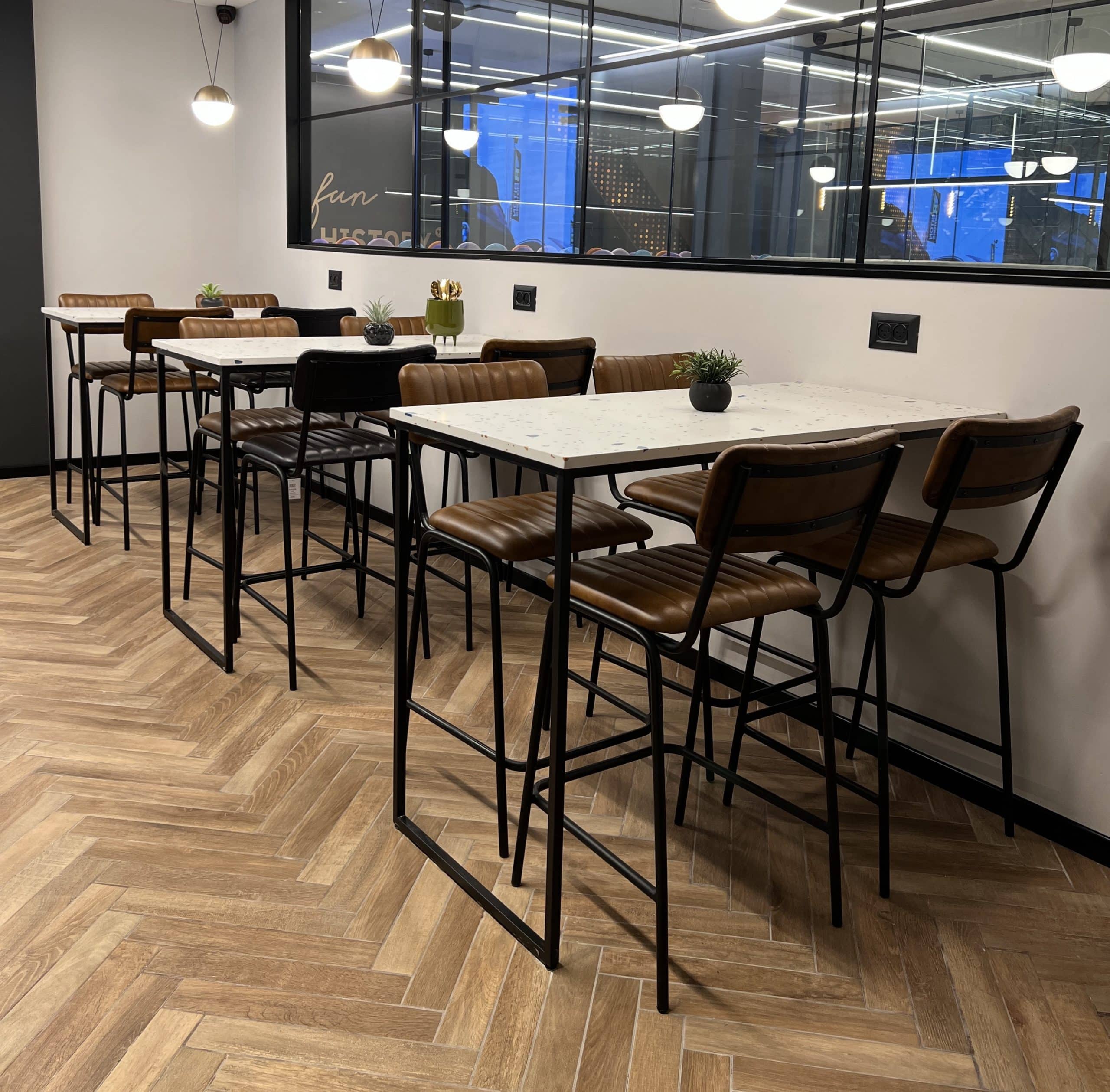 כסא בר דגם אוכף עם משענת עור כסא בר דגם אוכף עם משענת עור