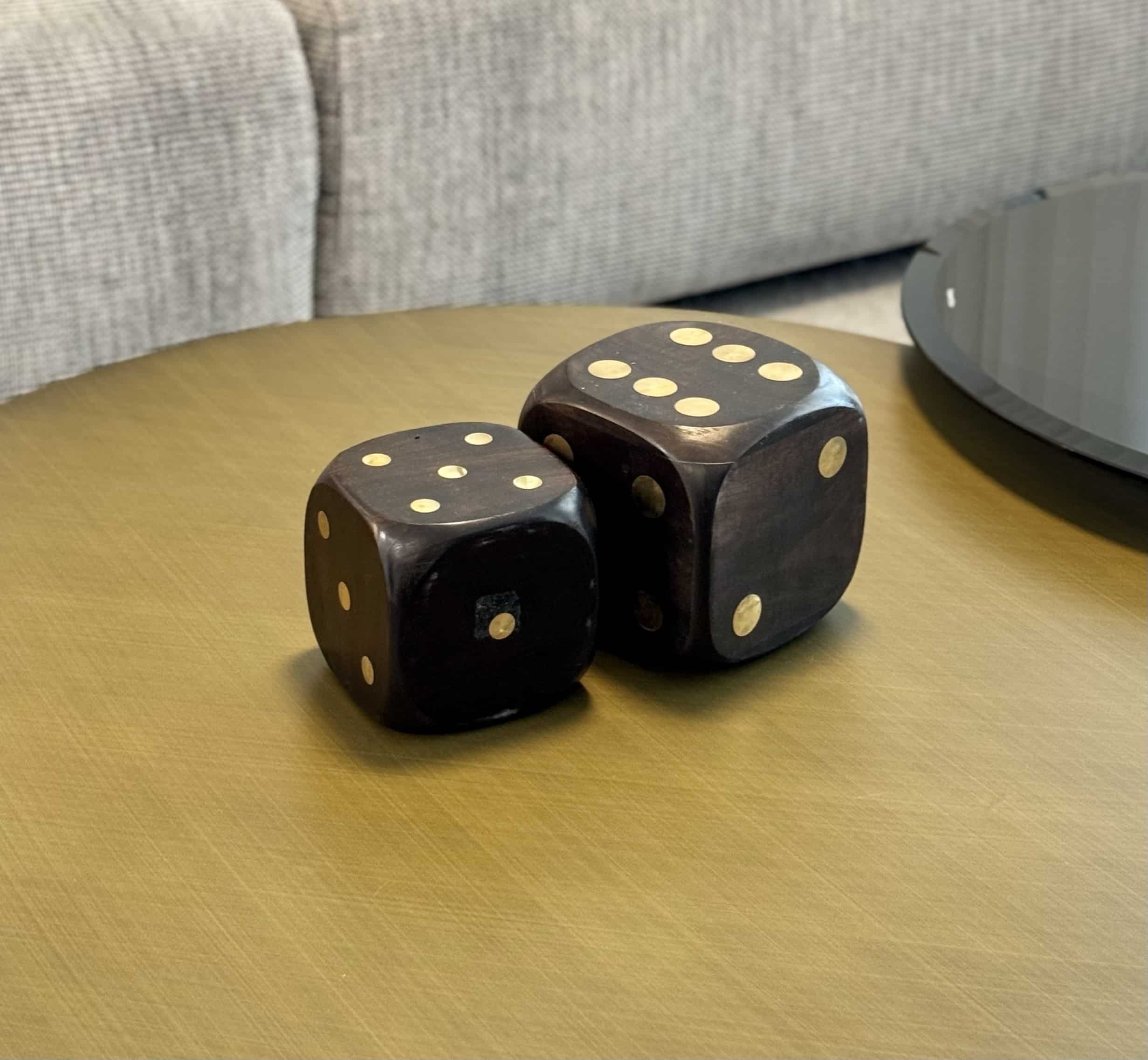 קוביית עץ שחור קוביית עץ שחור