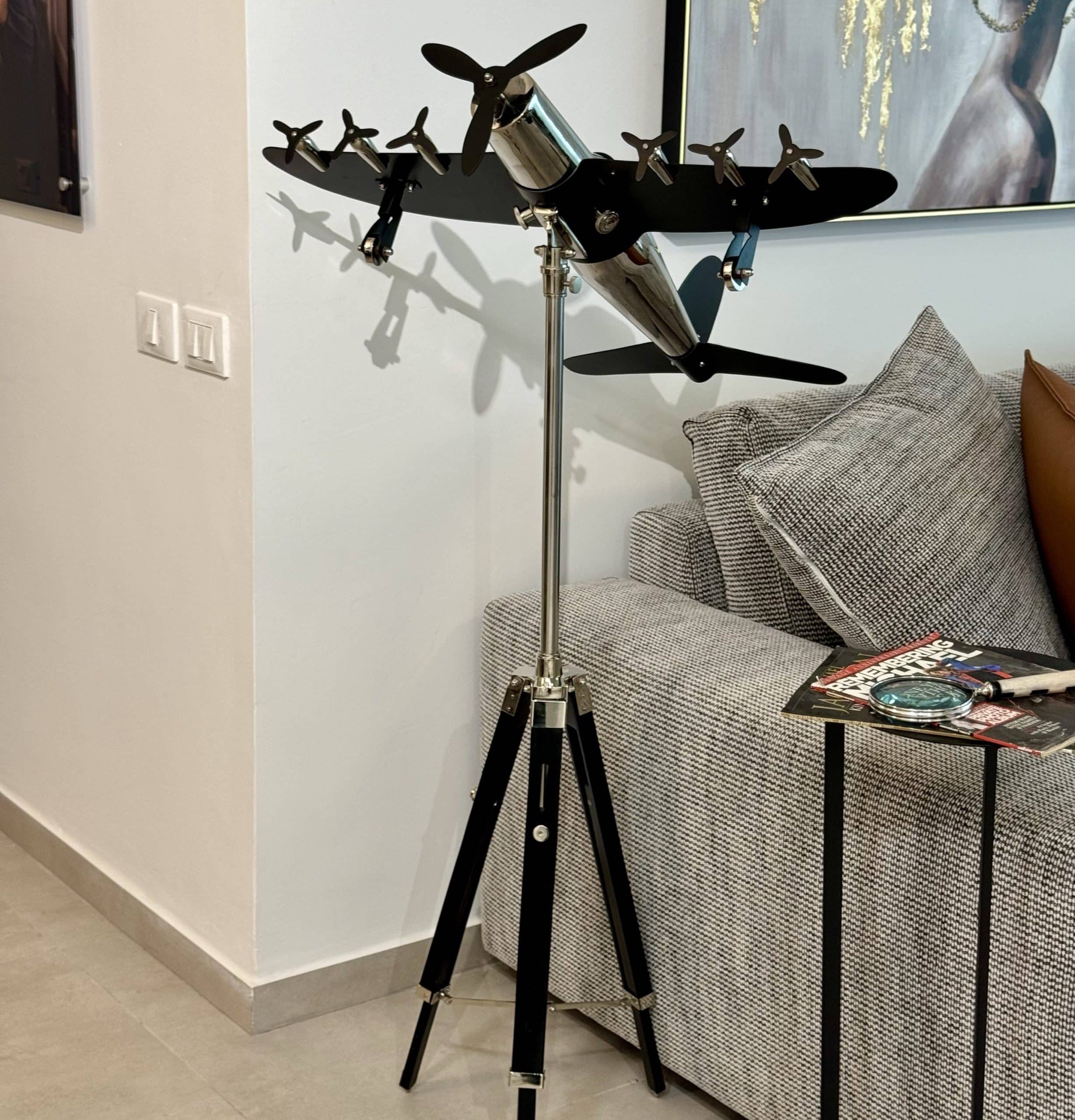 פסל מטוס ריצפתי שחור ניקל על סטנד דגם מטריקס פסל מטוס ריצפתי שחור ניקל על סטנד דגם מטריקס