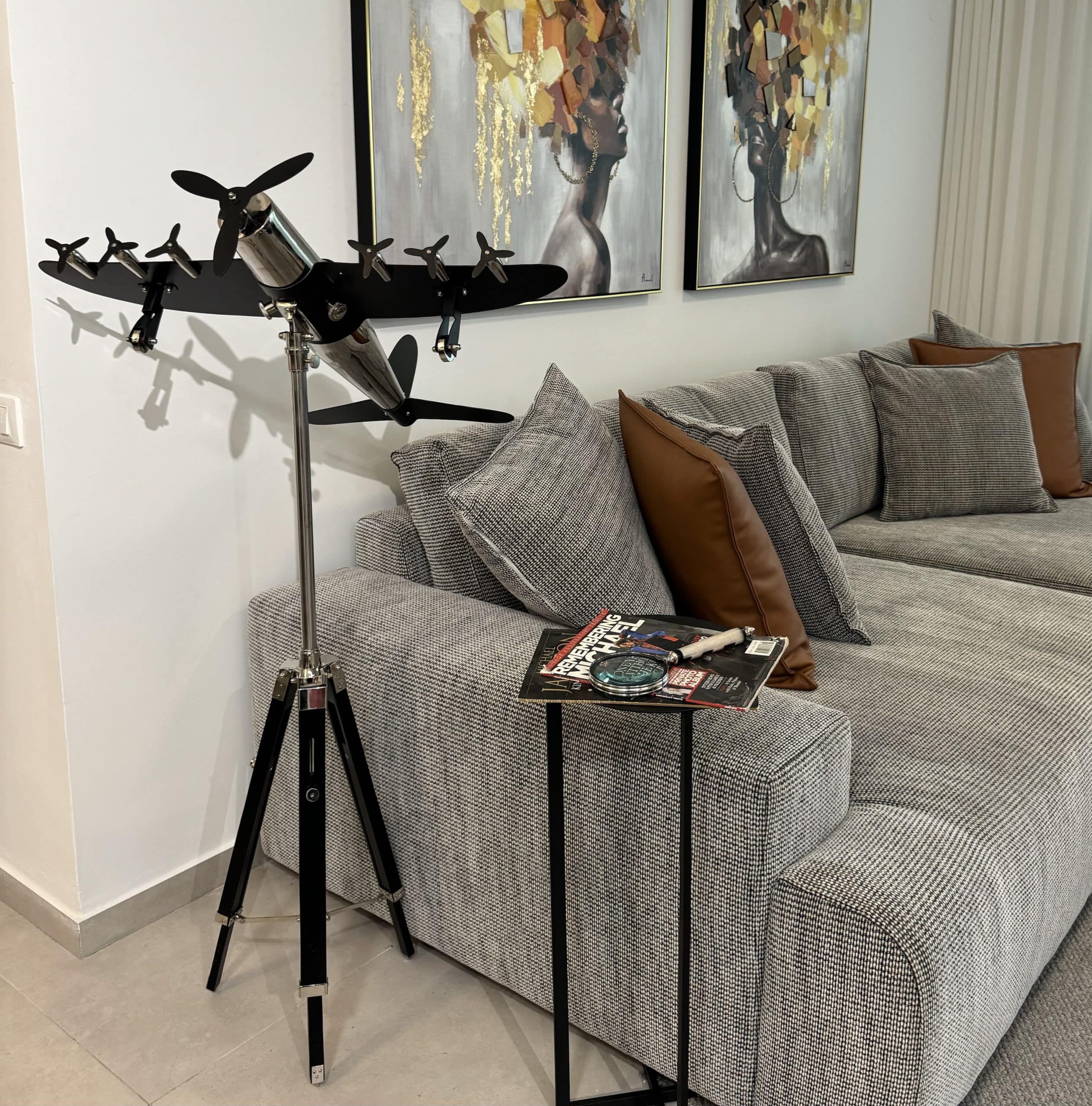 פסל מטוס ריצפתי שחור ניקל על סטנד דגם מטריקס פסל מטוס ריצפתי שחור ניקל על סטנד דגם מטריקס