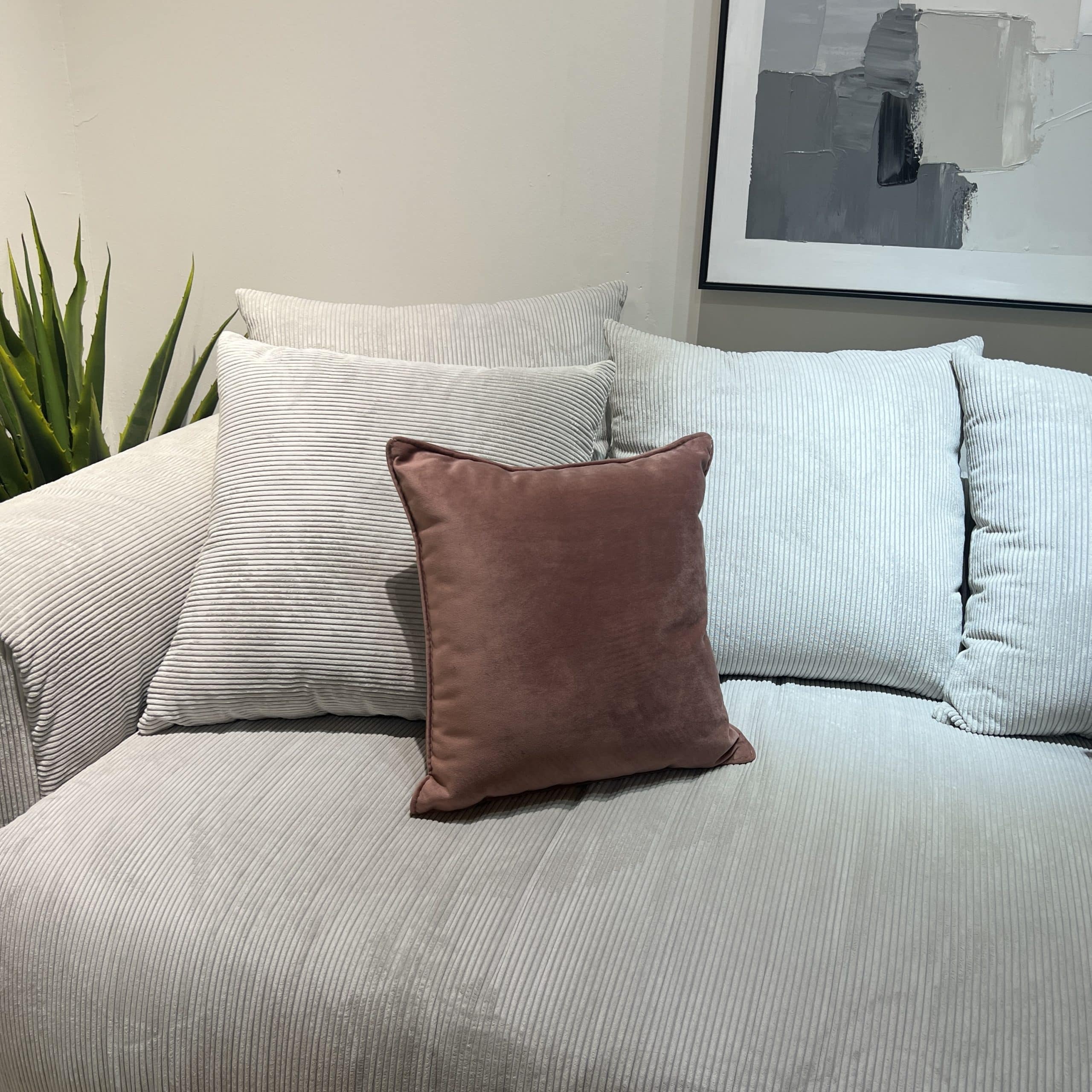 כרית נוי קטיפה לילך כרית נוי קטיפה לילך