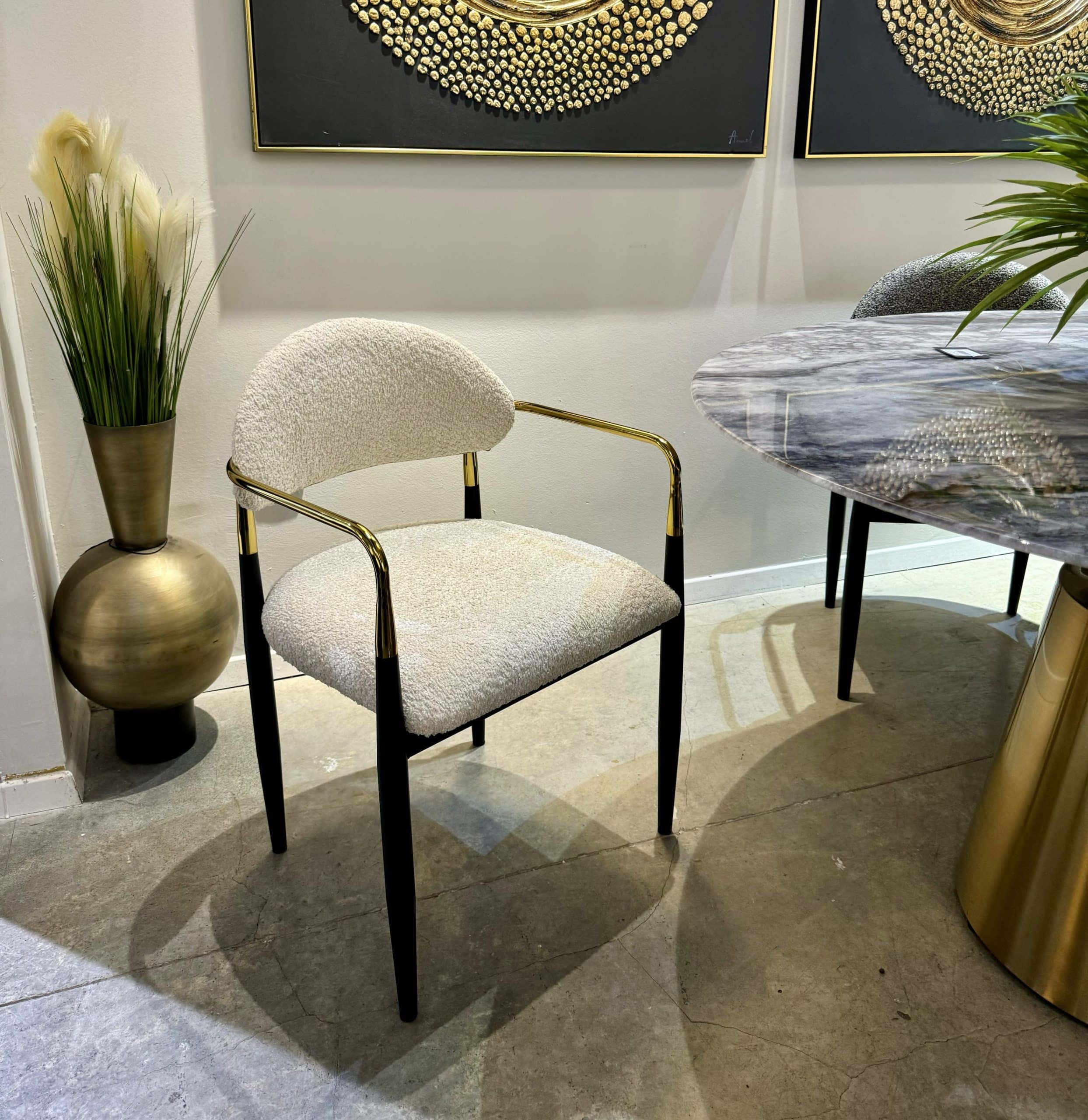 כסא פינת אוכל ידיות זהב רגליים שחור בוקלה שמנת דגם מודרן קימי כסא פינת אוכל ידיות זהב רגליים שחור בוקלה שמנת דגם מודרן קימי