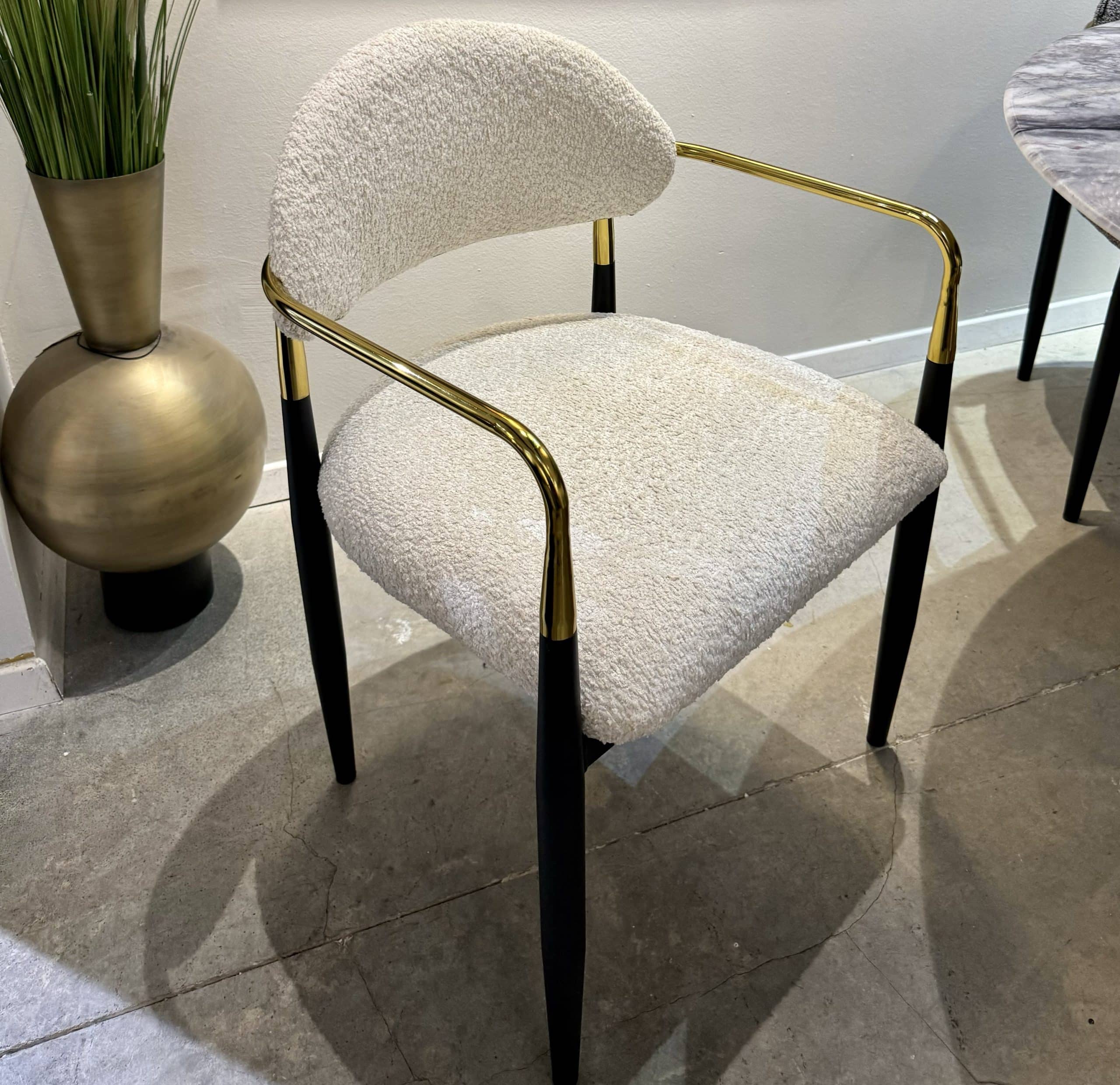 כסא פינת אוכל ידיות זהב רגליים שחור בוקלה שמנת דגם מודרן קימי כסא פינת אוכל ידיות זהב רגליים שחור בוקלה שמנת דגם מודרן קימי