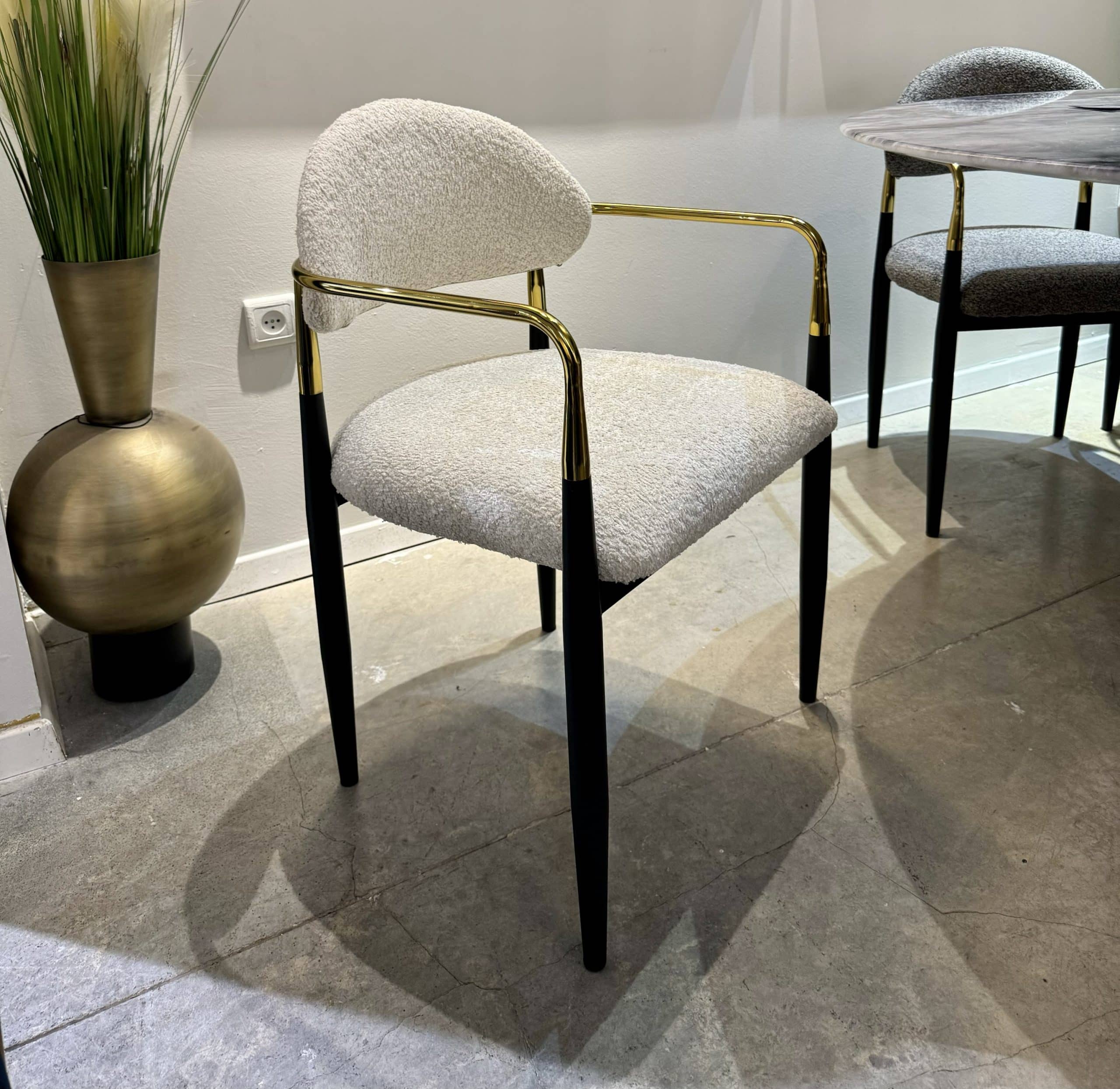 כסא פינת אוכל ידיות זהב רגליים שחור בוקלה שמנת דגם מודרן קימי כסא פינת אוכל ידיות זהב רגליים שחור בוקלה שמנת דגם מודרן קימי