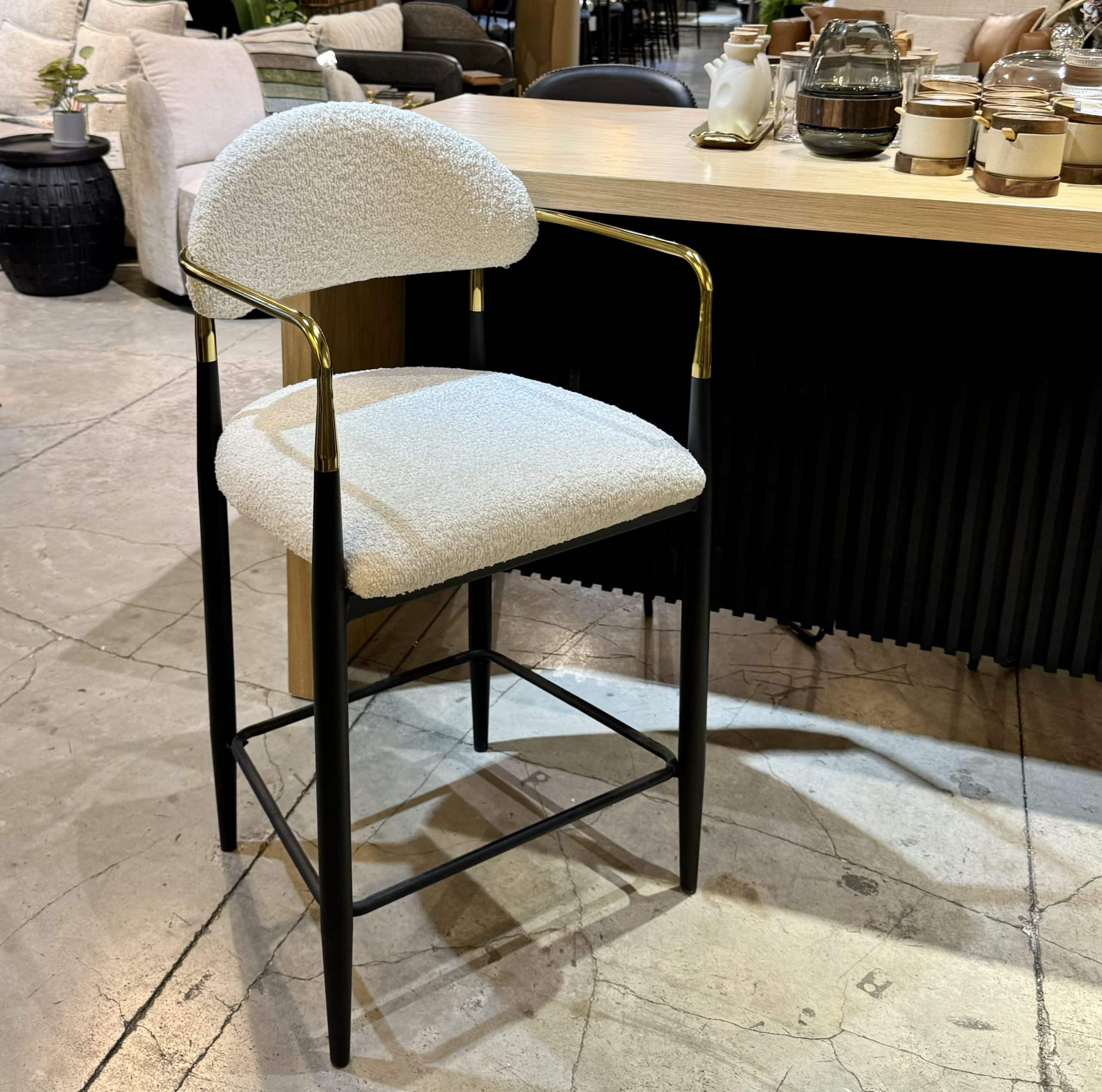 כסא בר ידיות זהב רגליים שחור בוקלה שמנת דגם מודרן קימי כסא בר ידיות זהב רגליים שחור בוקלה שמנת דגם מודרן קימי