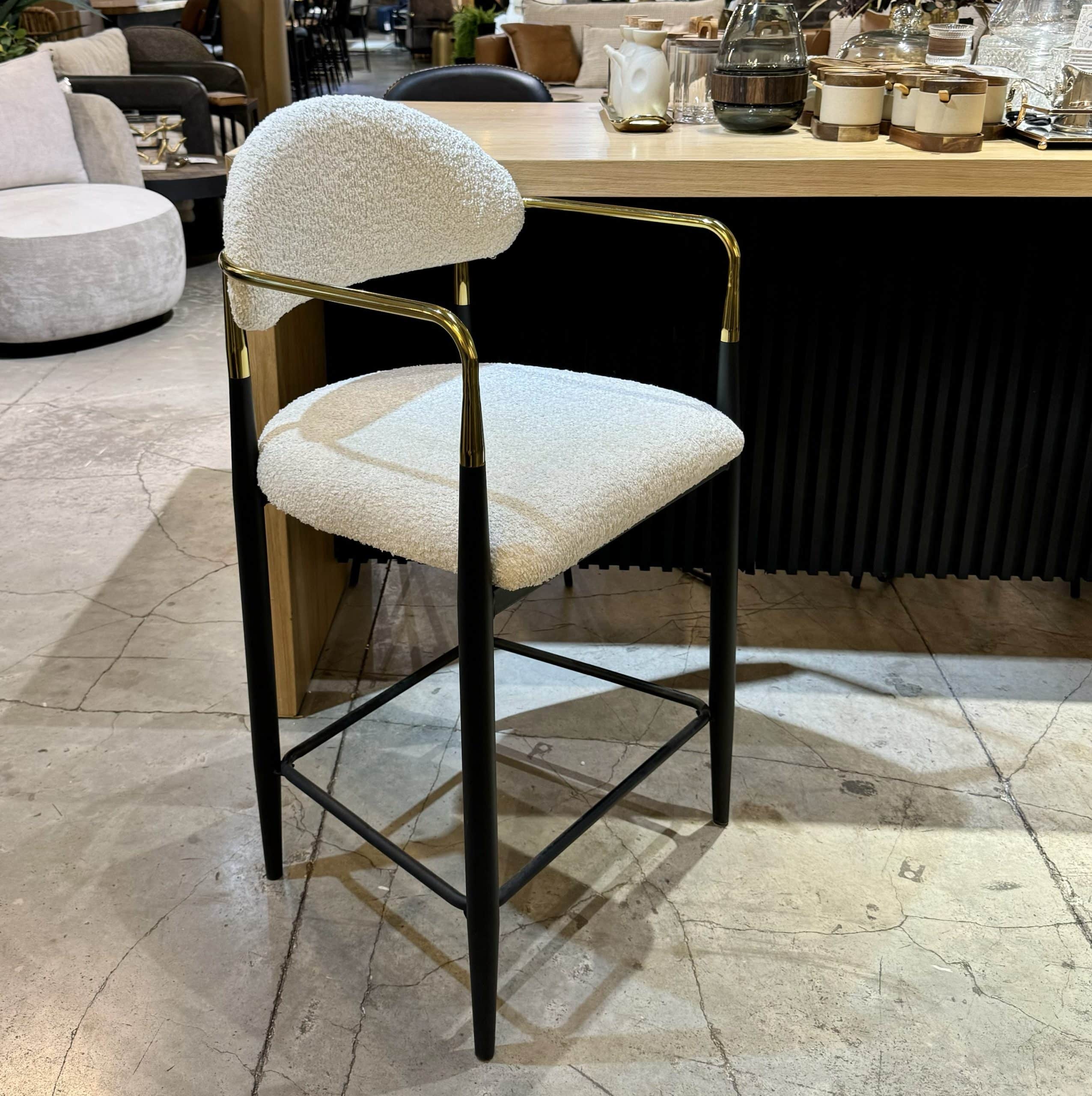 כסא בר ידיות זהב רגליים שחור בוקלה שמנת דגם מודרן קימי כסא בר ידיות זהב רגליים שחור בוקלה שמנת דגם מודרן קימי