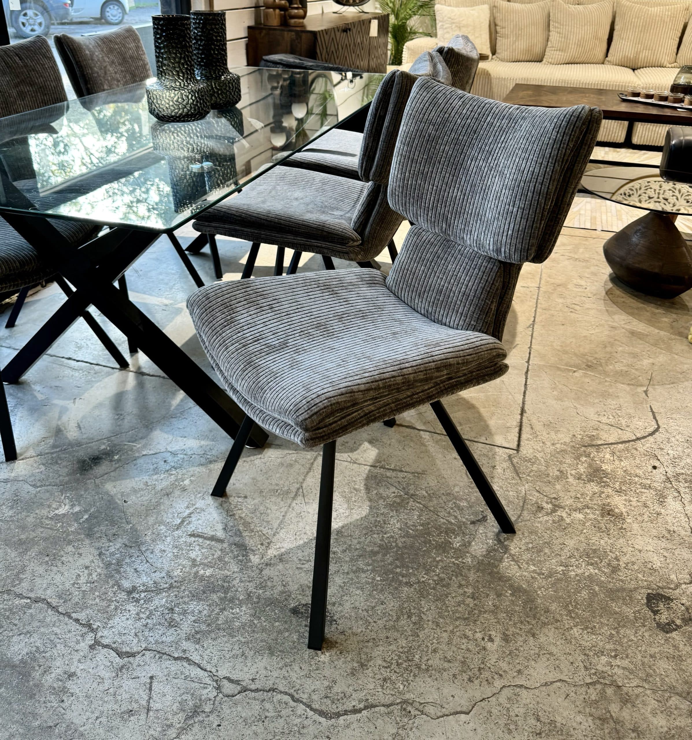 כיסא פינת אוכל מרופד בבד קורדרוי אפור בהיר דגם 5042 כיסא פינת אוכל מרופד בבד קורדרוי אפור בהיר דגם 5042